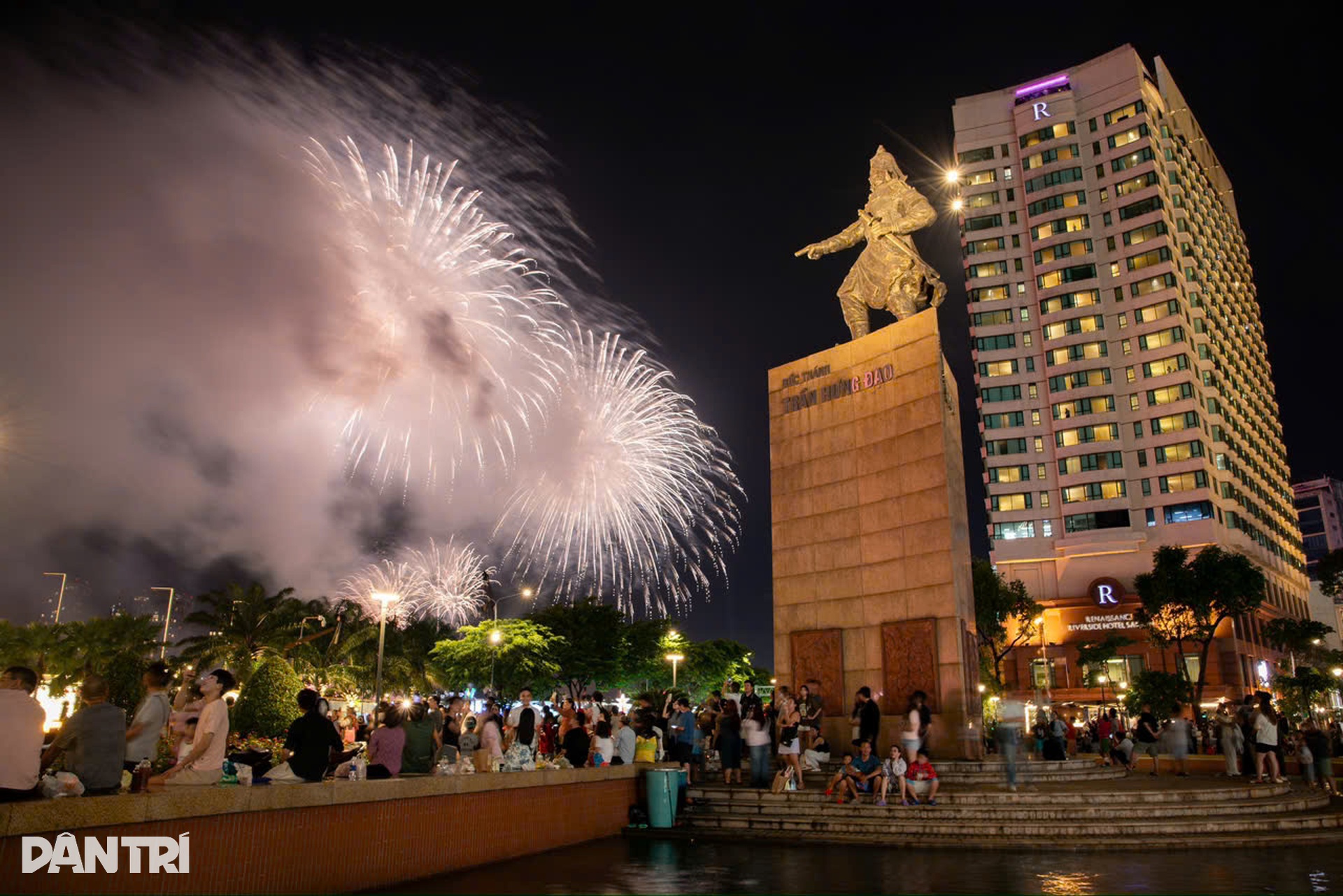 Fireworks light up Ho Chi Minh City's 50th anniversary celebrations - 1