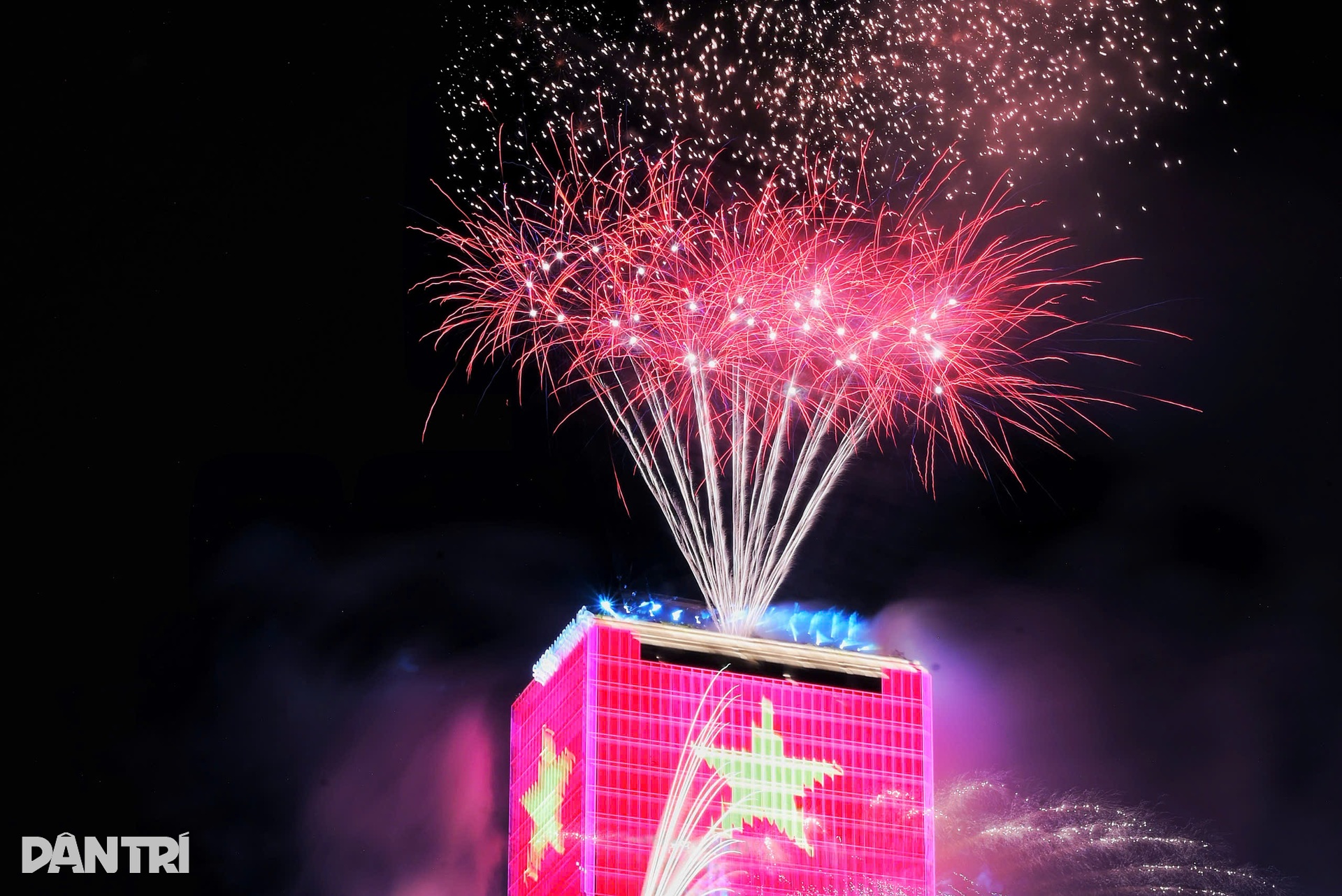 Fireworks light up Ho Chi Minh City's 50th anniversary celebrations - 11