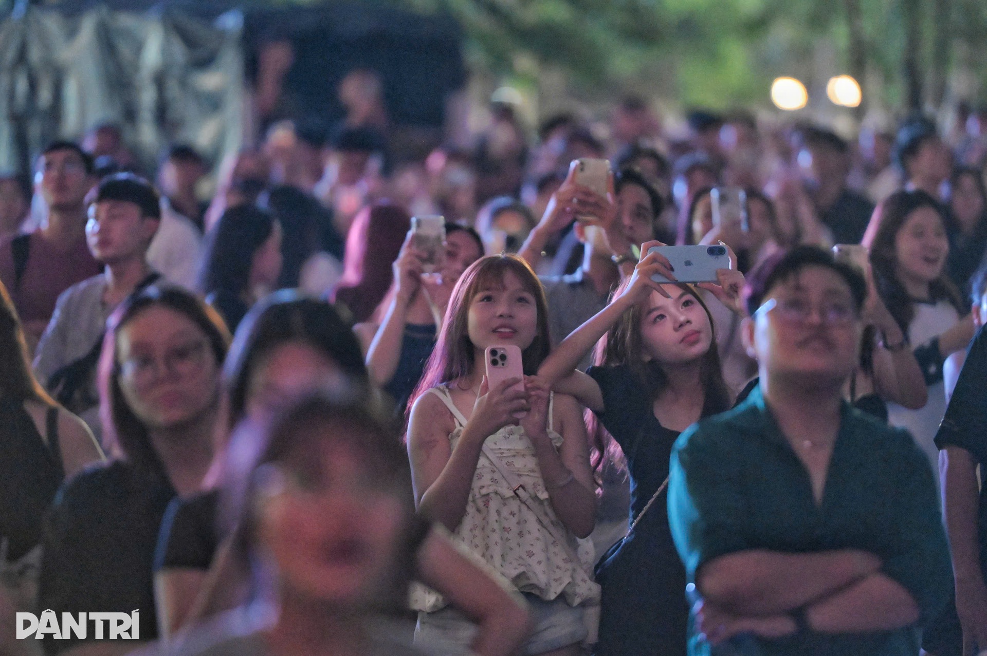 Fireworks light up Ho Chi Minh City's 50th anniversary celebrations - 6