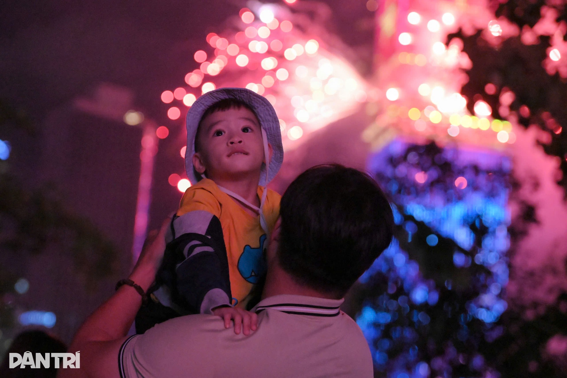Fireworks light up Ho Chi Minh City's 50th anniversary celebrations - 10