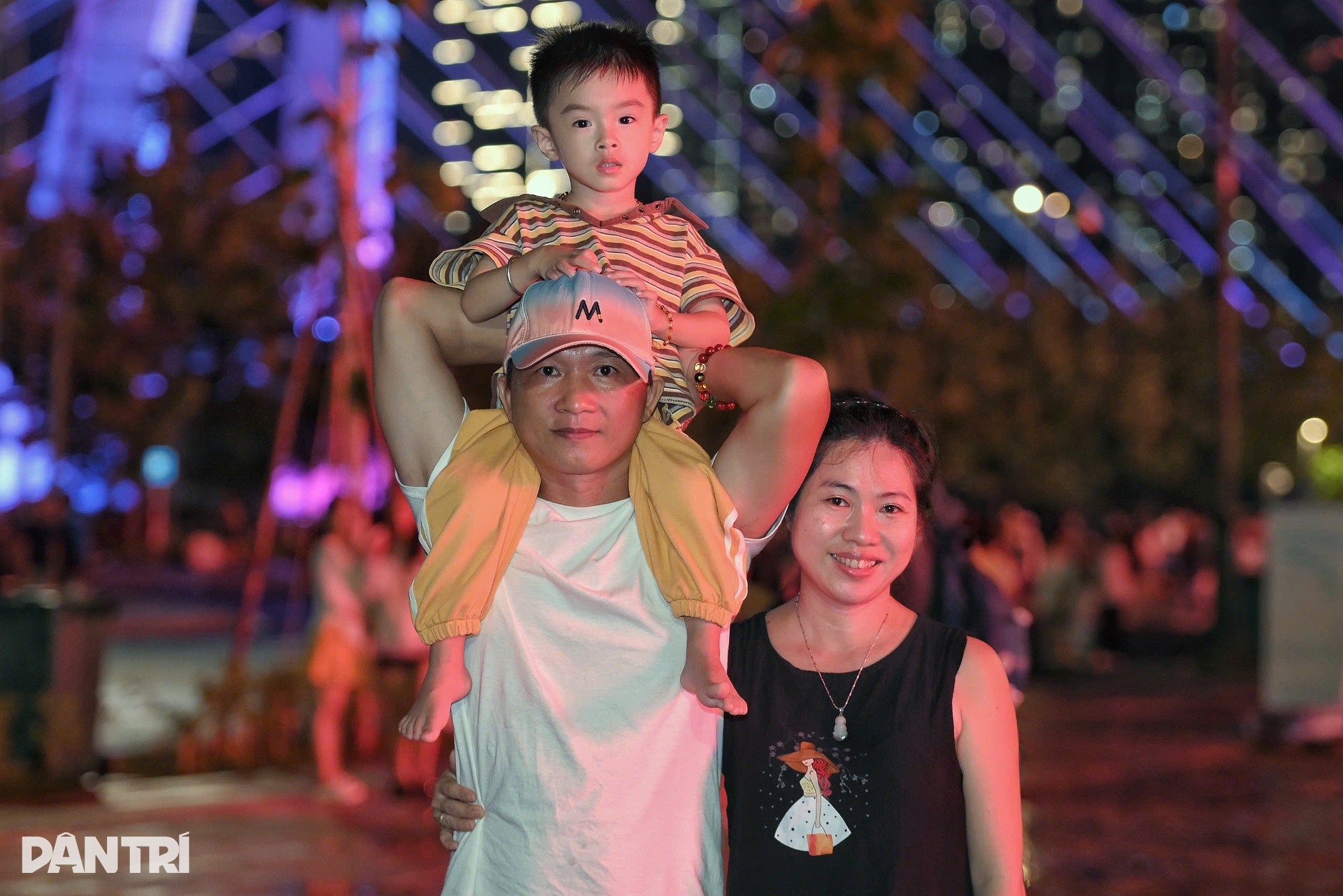 Fireworks light up Ho Chi Minh City's 50th anniversary celebrations - 8