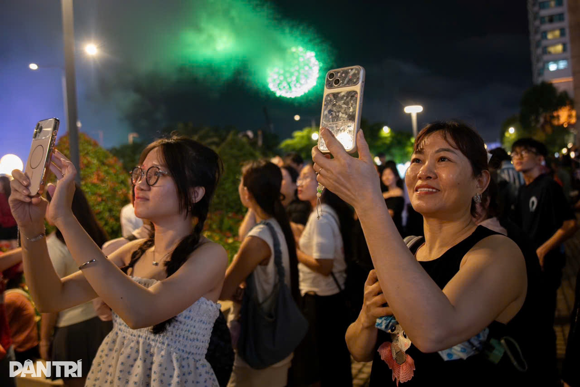 Fireworks light up Ho Chi Minh City's 50th anniversary celebrations - 12