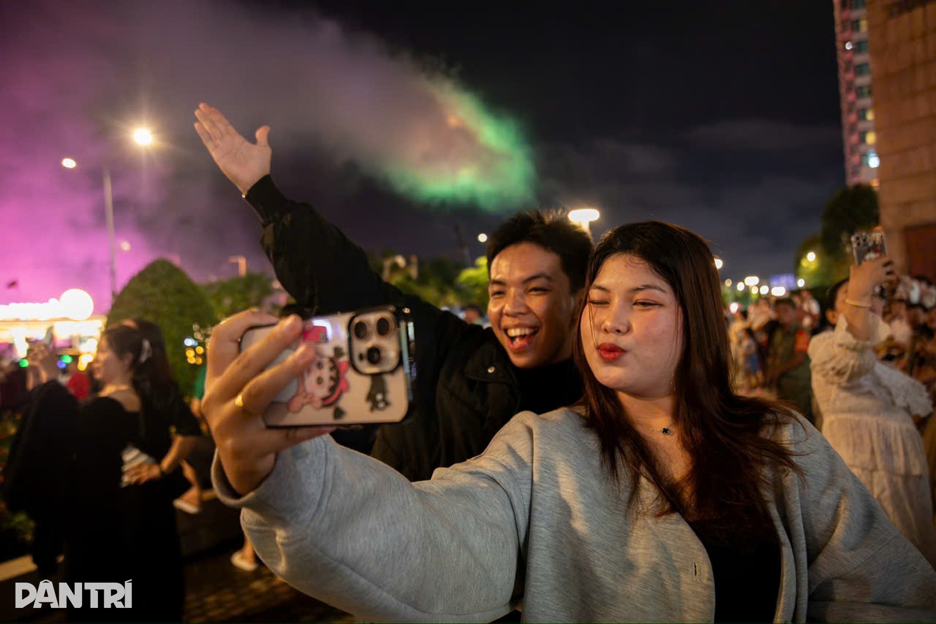 Fireworks light up Ho Chi Minh City's 50th anniversary celebrations - 9