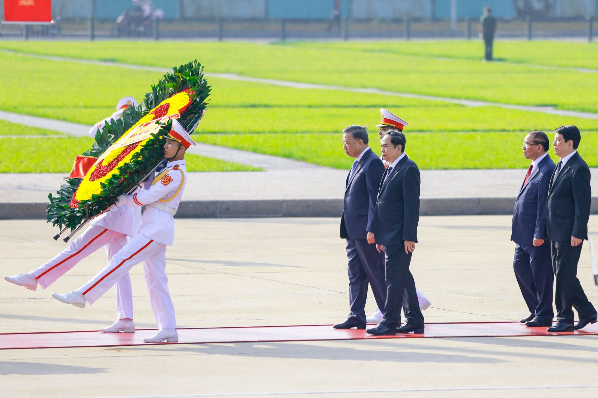 Party and state leaders offer incense to fallen heroes - 6