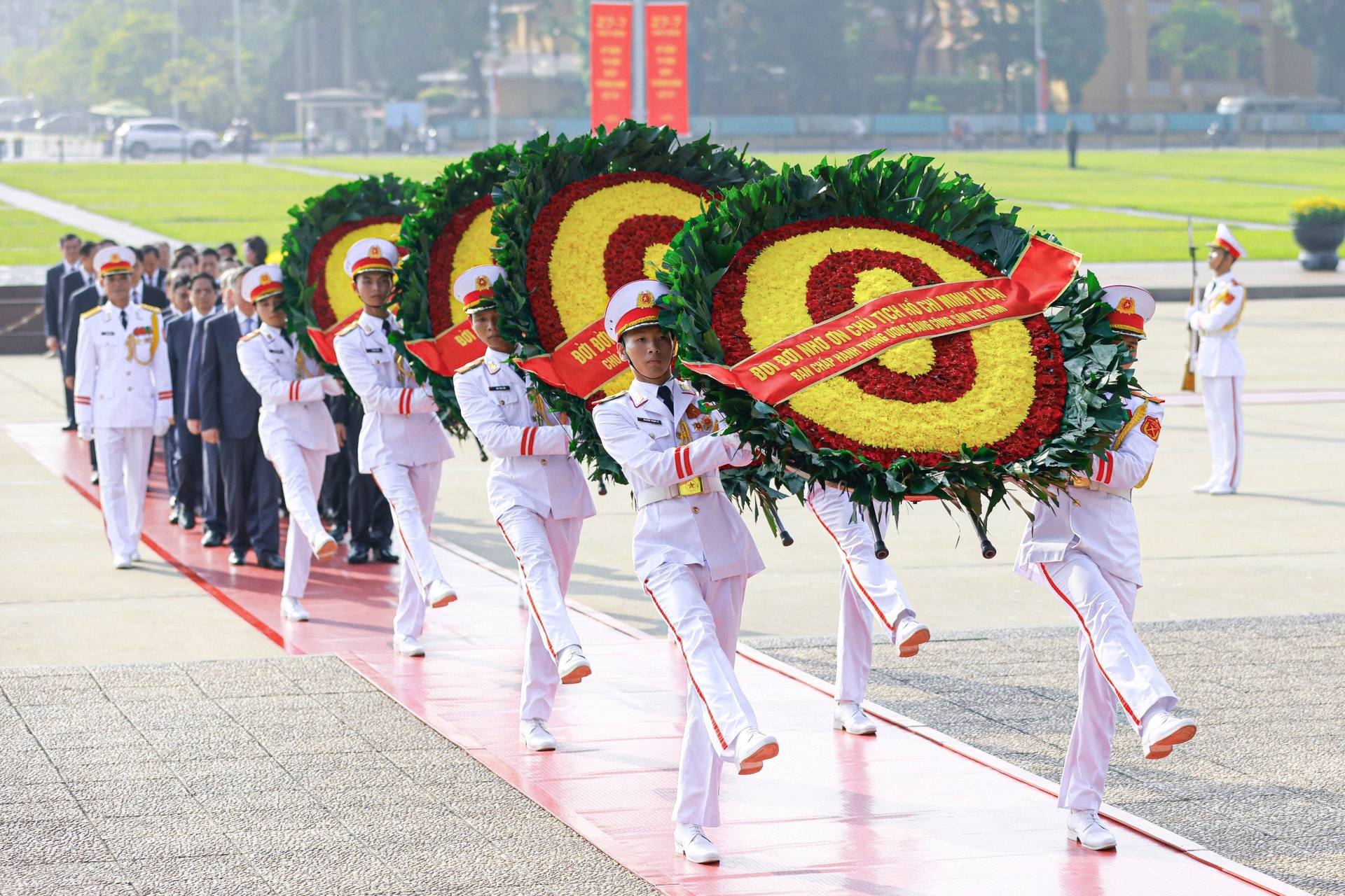 Party and state leaders offer incense to fallen heroes - 7