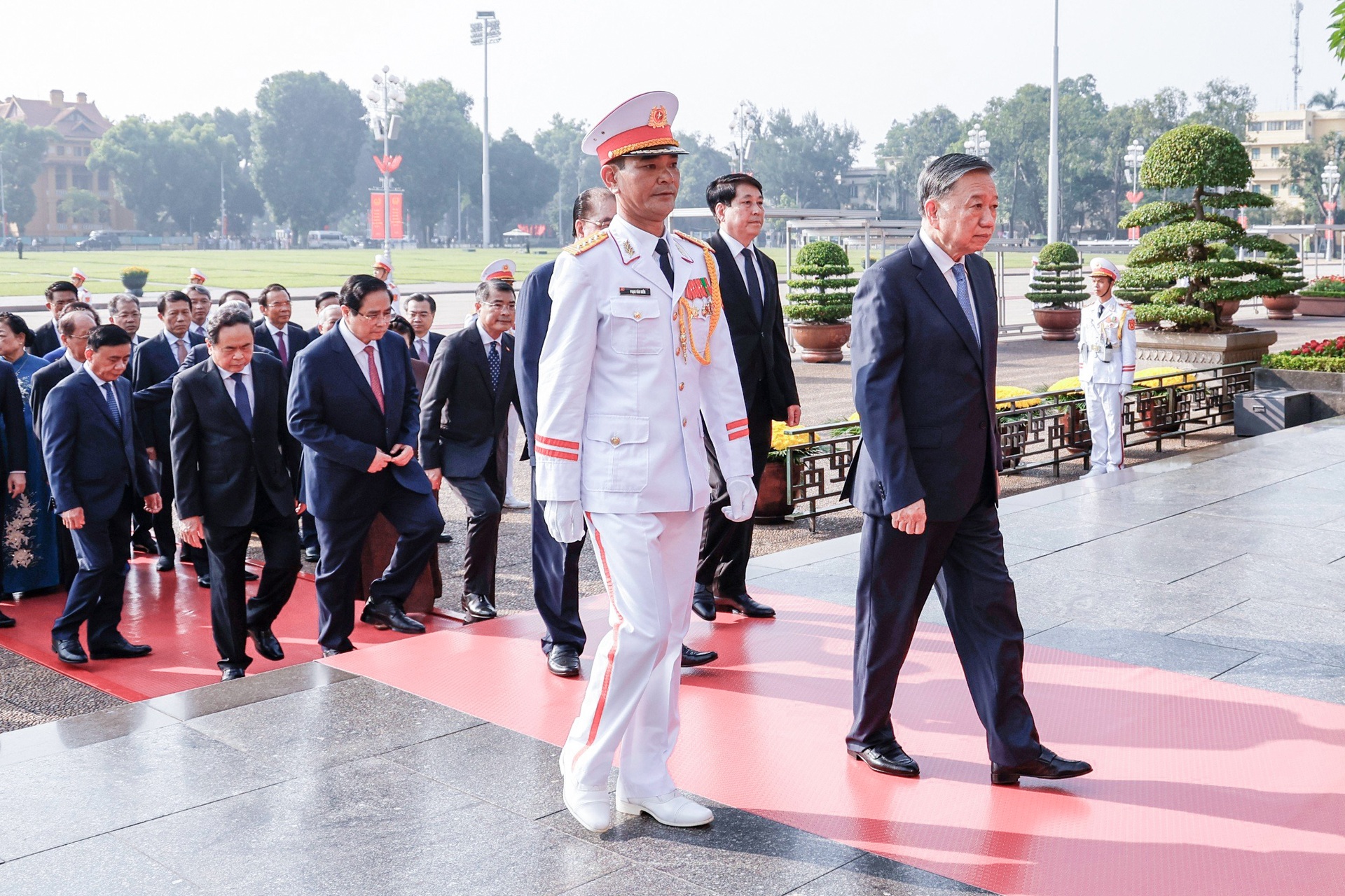 Party and state leaders offer incense to fallen heroes - 8