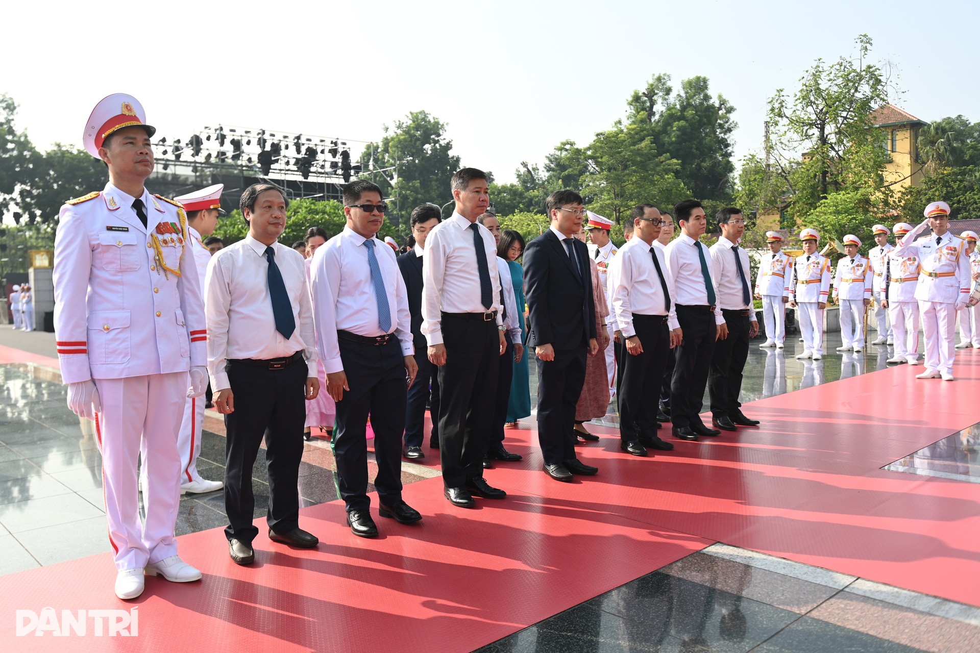 Party and state leaders offer incense to fallen heroes - 5