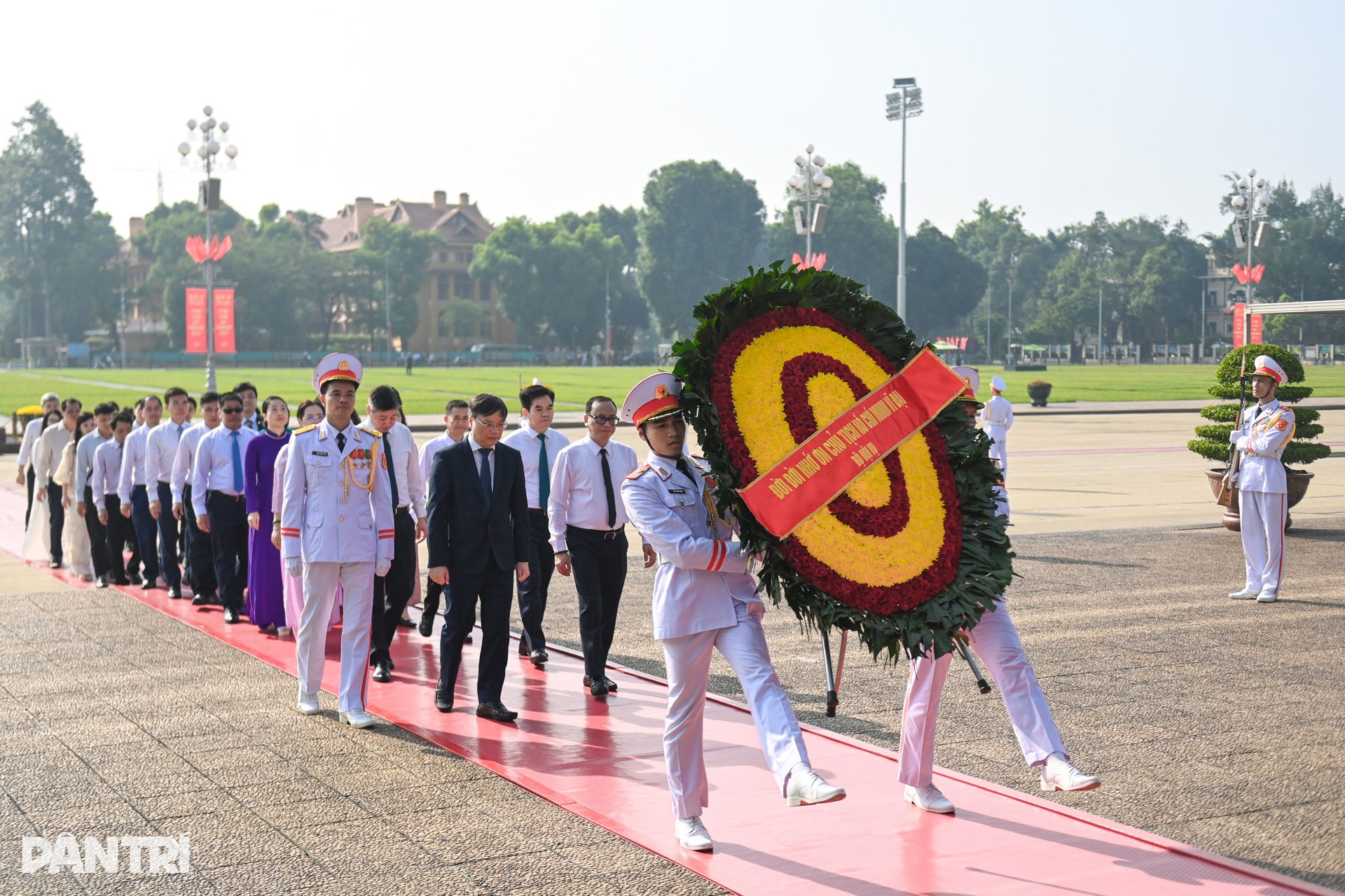 Party and state leaders offer incense to fallen heroes - 9