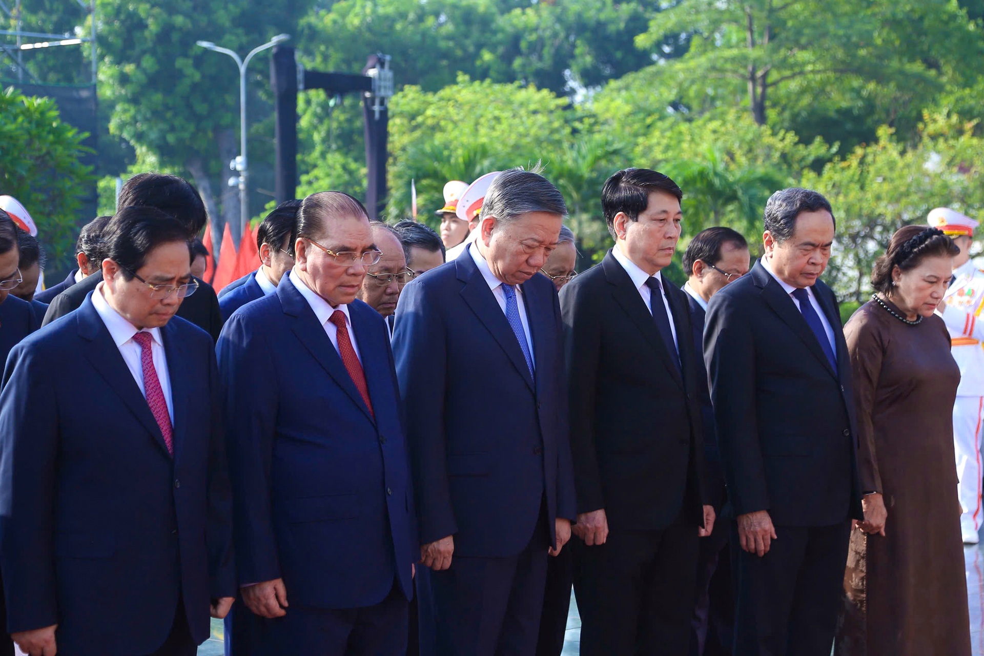 Party and state leaders offer incense to fallen heroes - 3