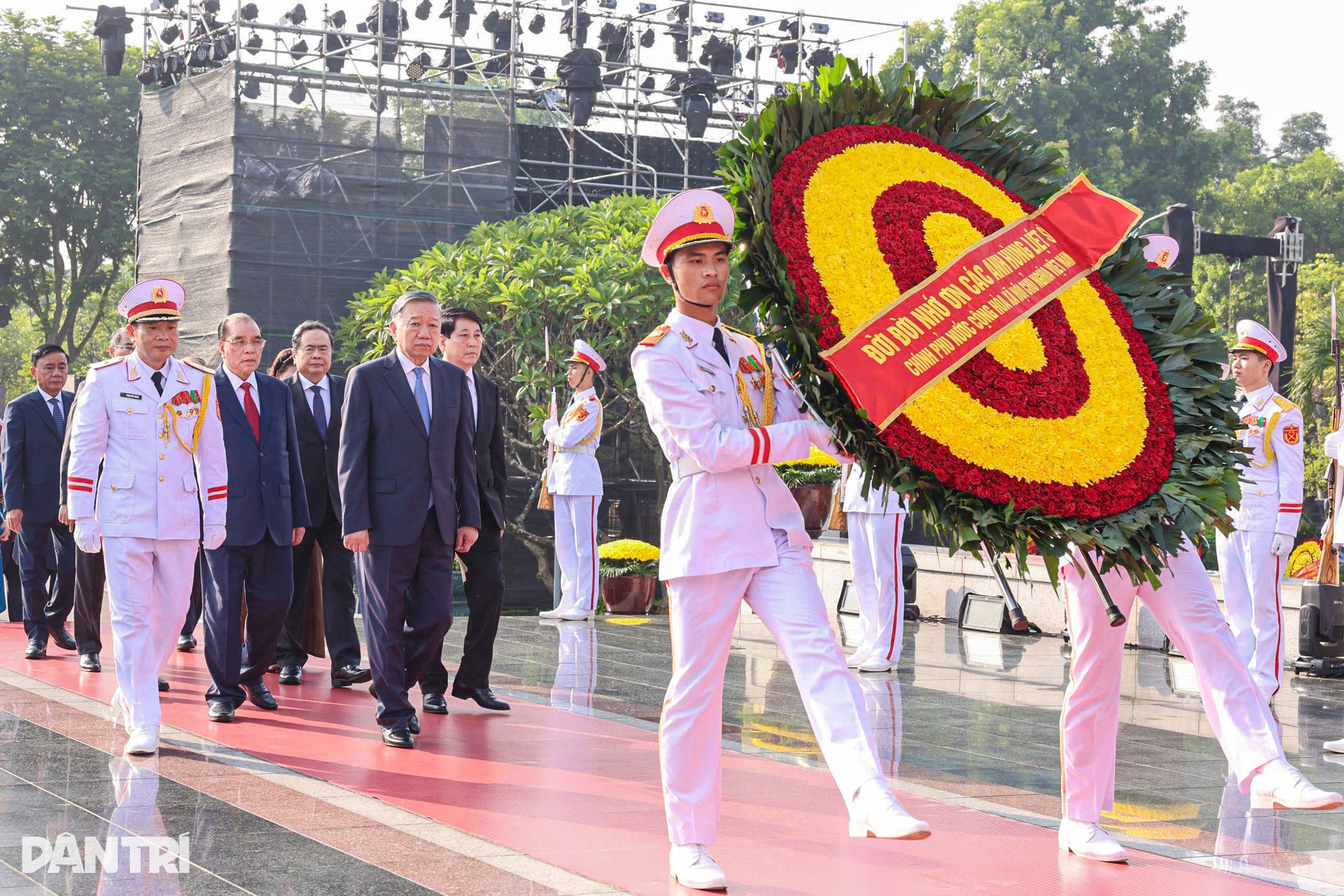 Party and state leaders offer incense to fallen heroes - 1