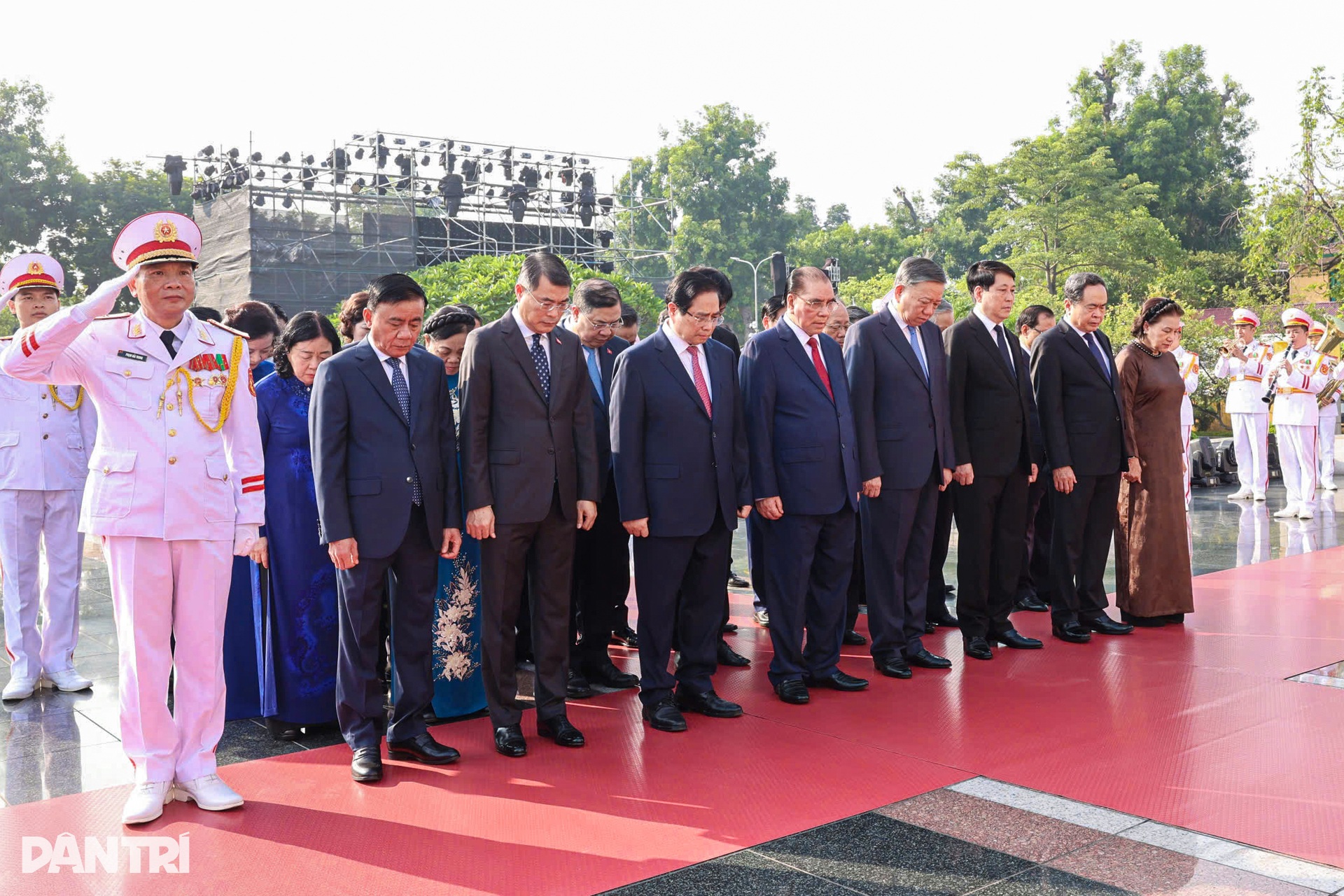 Party and state leaders offer incense to fallen heroes - 2