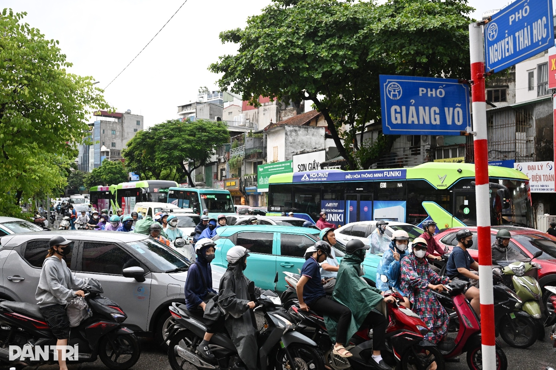 30-minute rain in Hanoi leaves streets deeply flooded - 3
