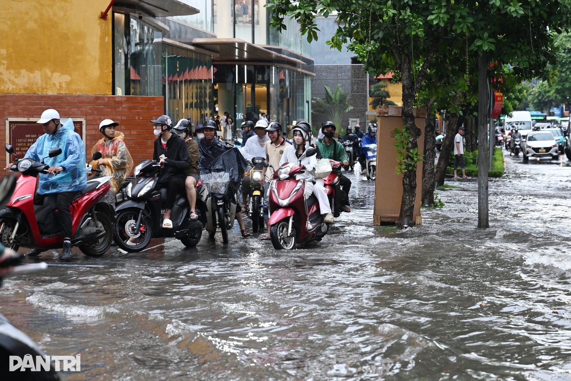 30-minute rain in Hanoi leaves streets deeply flooded - 2