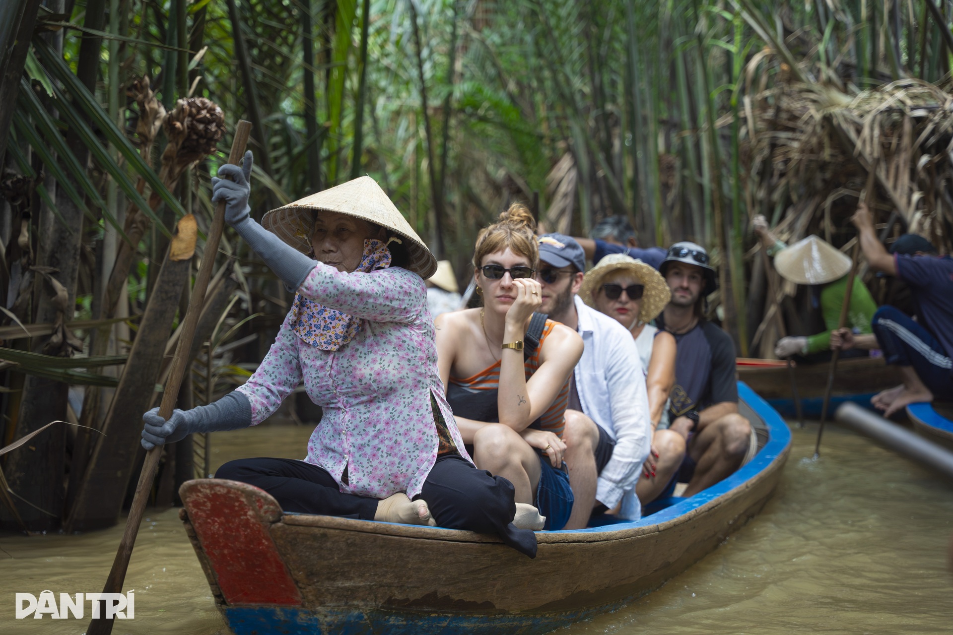 Thousands flock to Thoi Son Islet for traditional boat rides - 12