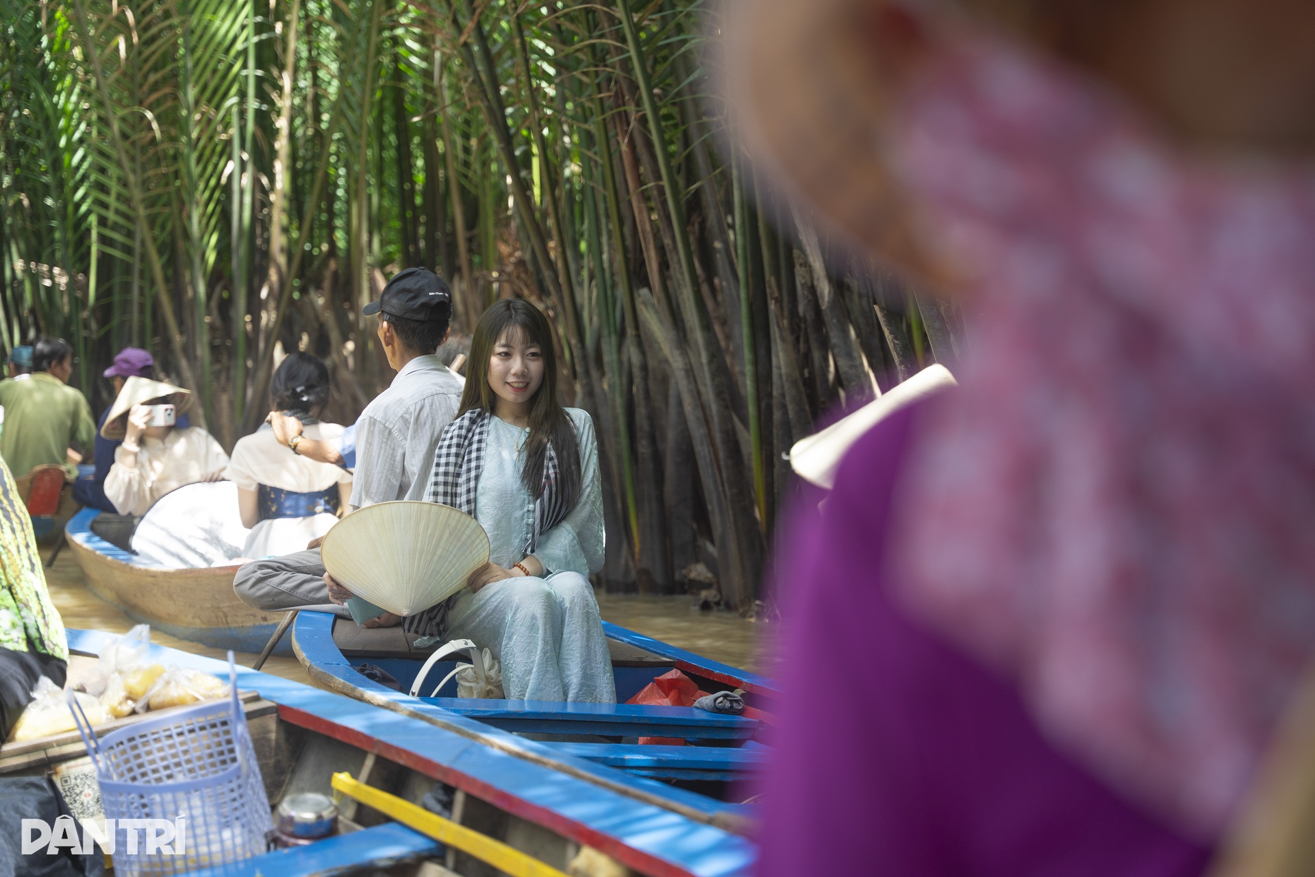 Thousands flock to Thoi Son Islet for traditional boat rides - 5