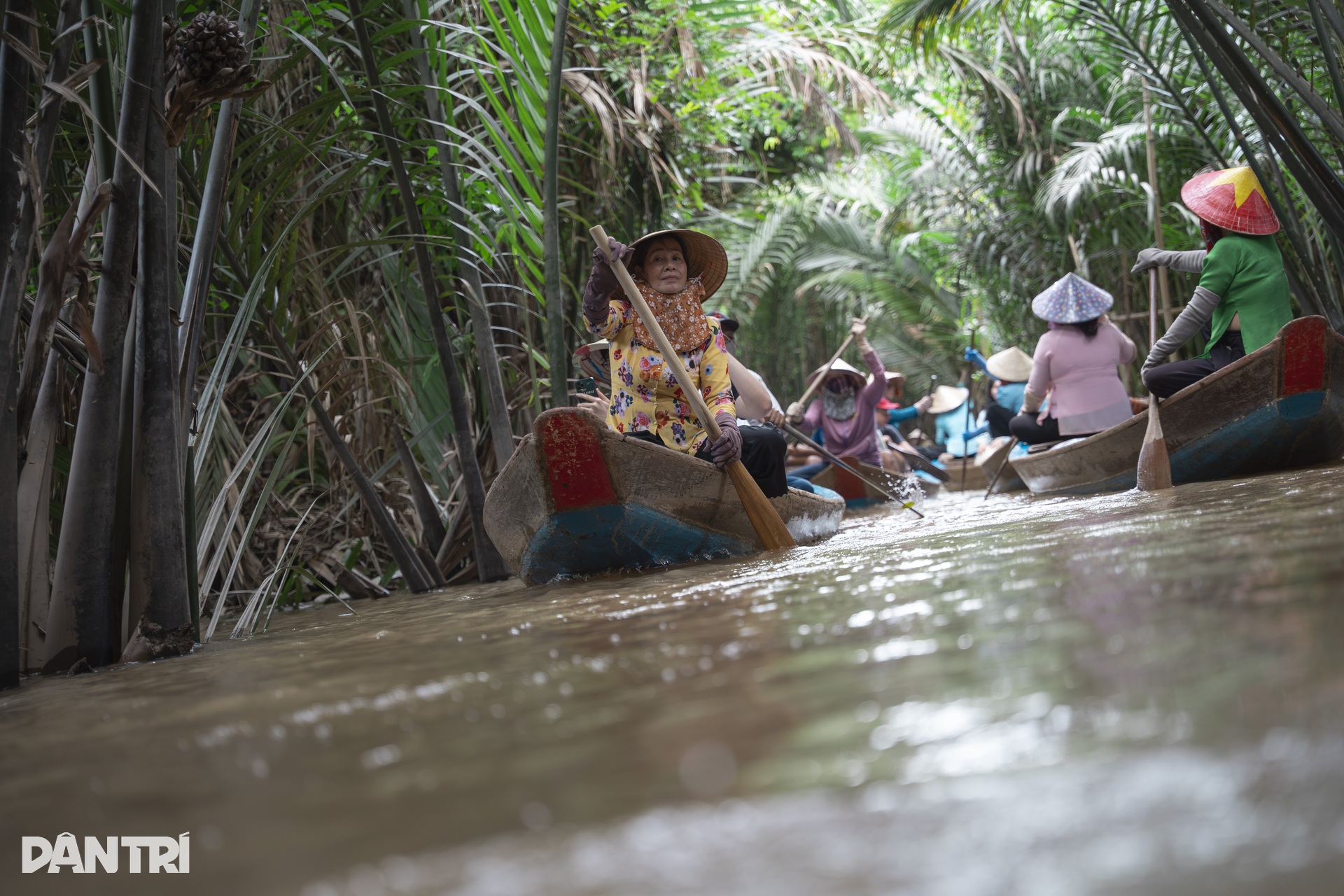 Thousands flock to Thoi Son Islet for traditional boat rides - 7