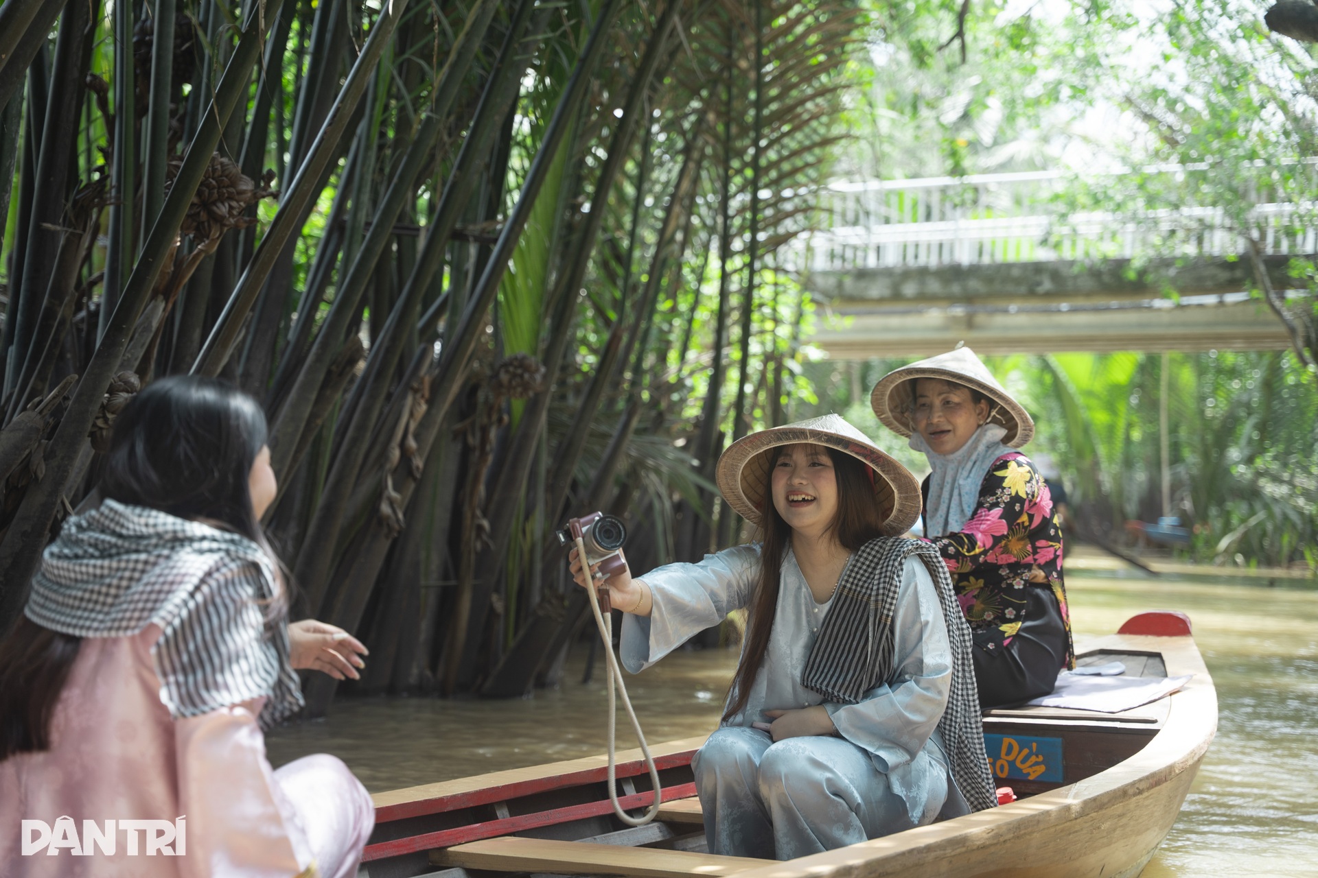 Thousands flock to Thoi Son Islet for traditional boat rides - 8