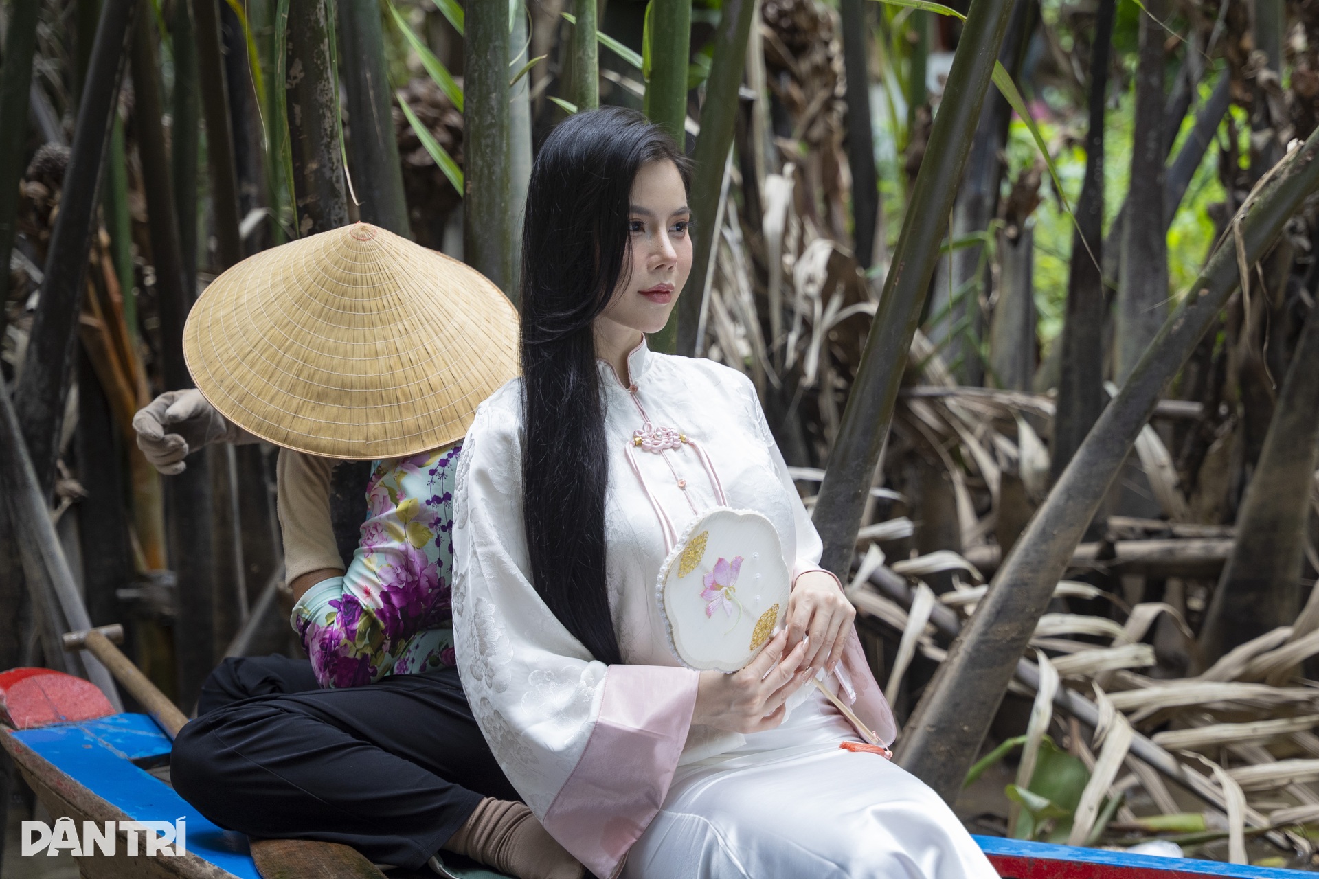 Thousands flock to Thoi Son Islet for traditional boat rides - 4
