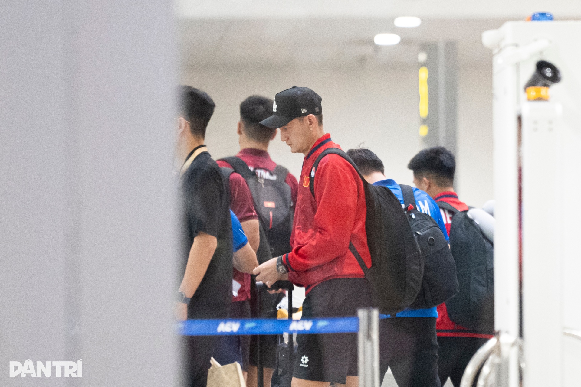 Fans pack Noi Bai Airport to welcome Vietnam team home - 3 Fans pack Noi Bai Airport to welcome Vietnam team home - 3