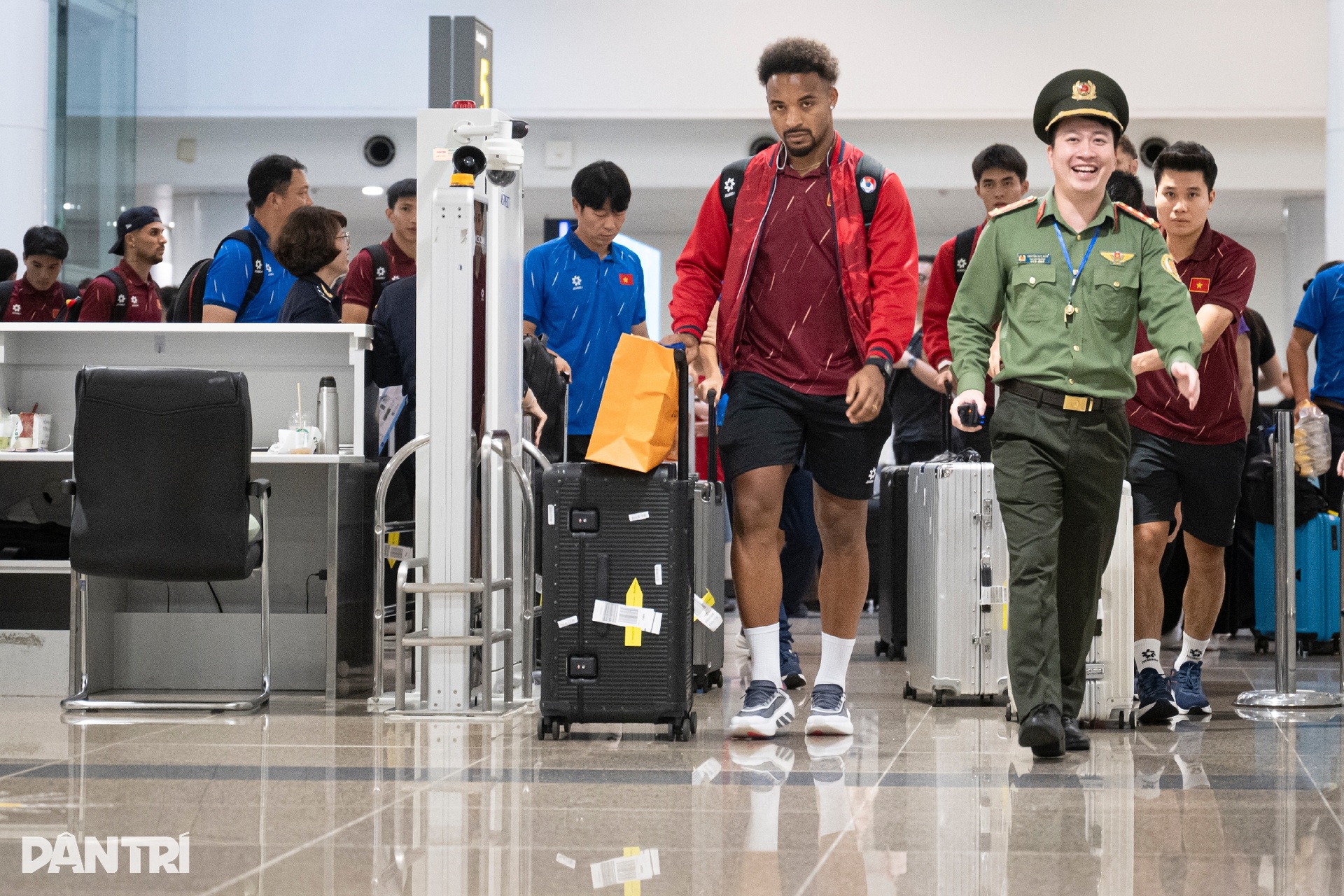 Fans pack Noi Bai Airport to welcome Vietnam team home - 5 Fans pack Noi Bai Airport to welcome Vietnam team home - 5