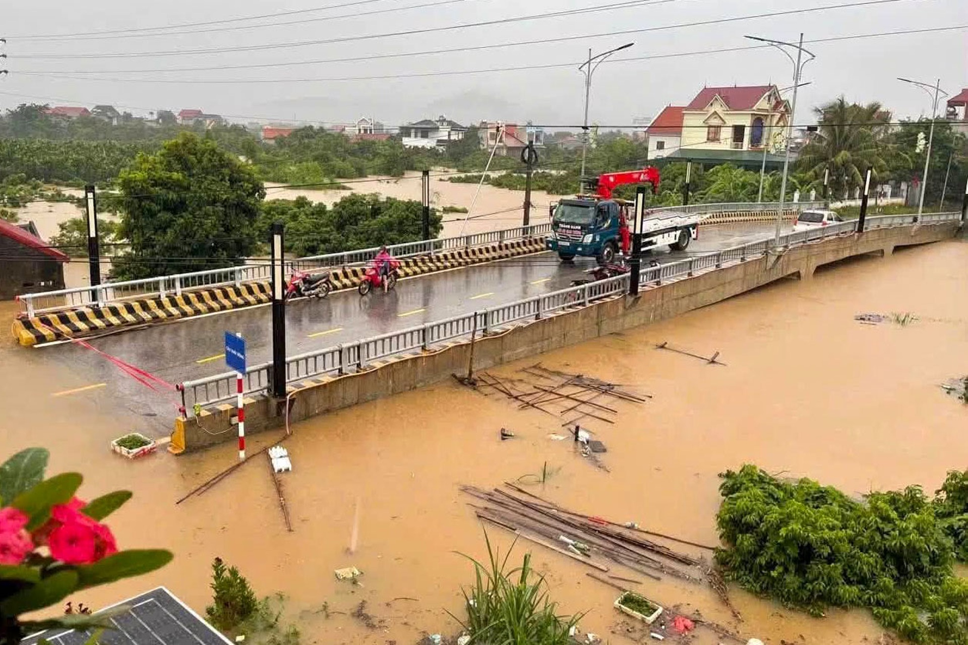 Lang Son flooded after heavy rain, water near rooftops - 8 Lang Son flooded after heavy rain, water near rooftops - 8