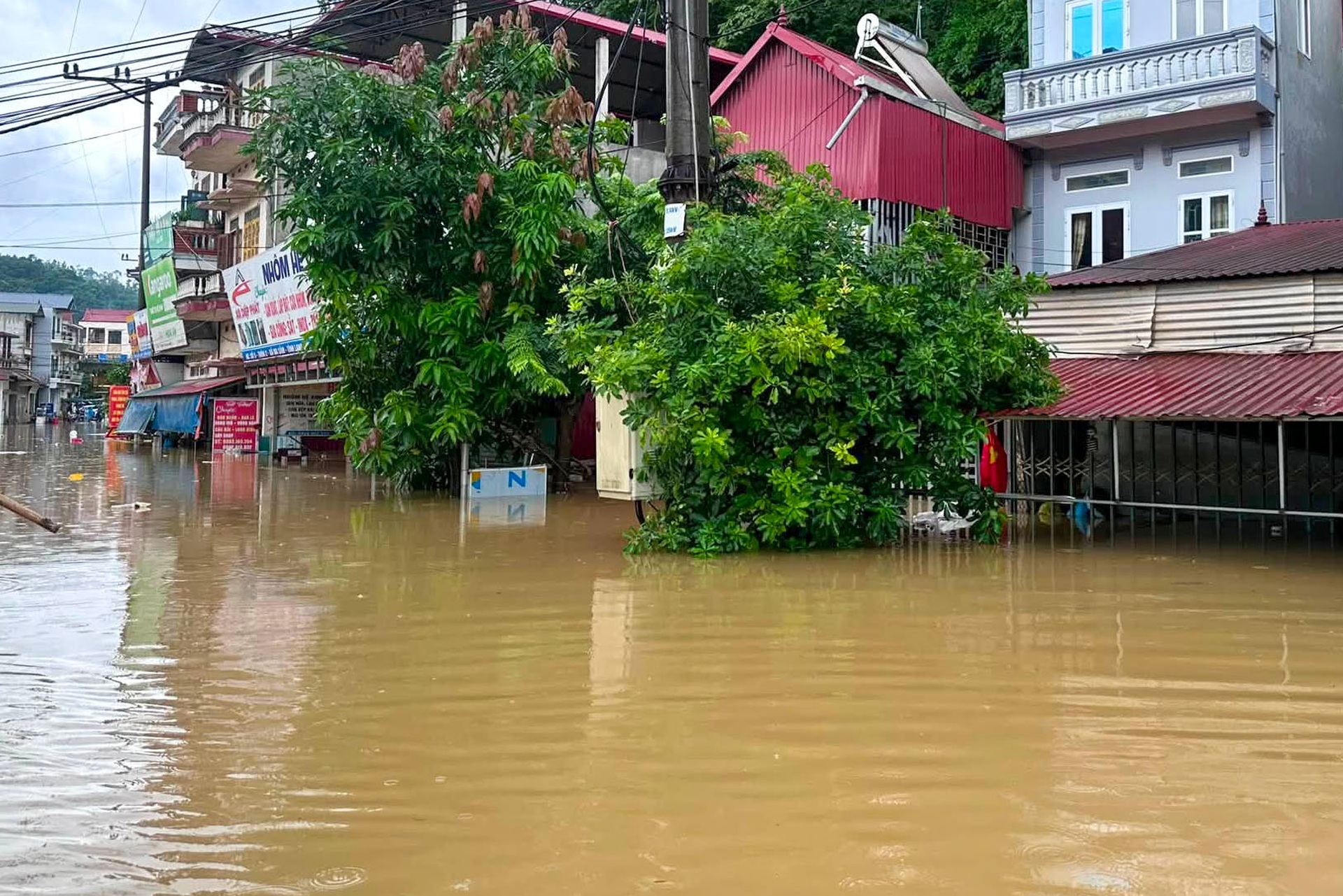 Lang Son flooded after heavy rain, water near rooftops - 7 Lang Son flooded after heavy rain, water near rooftops - 7