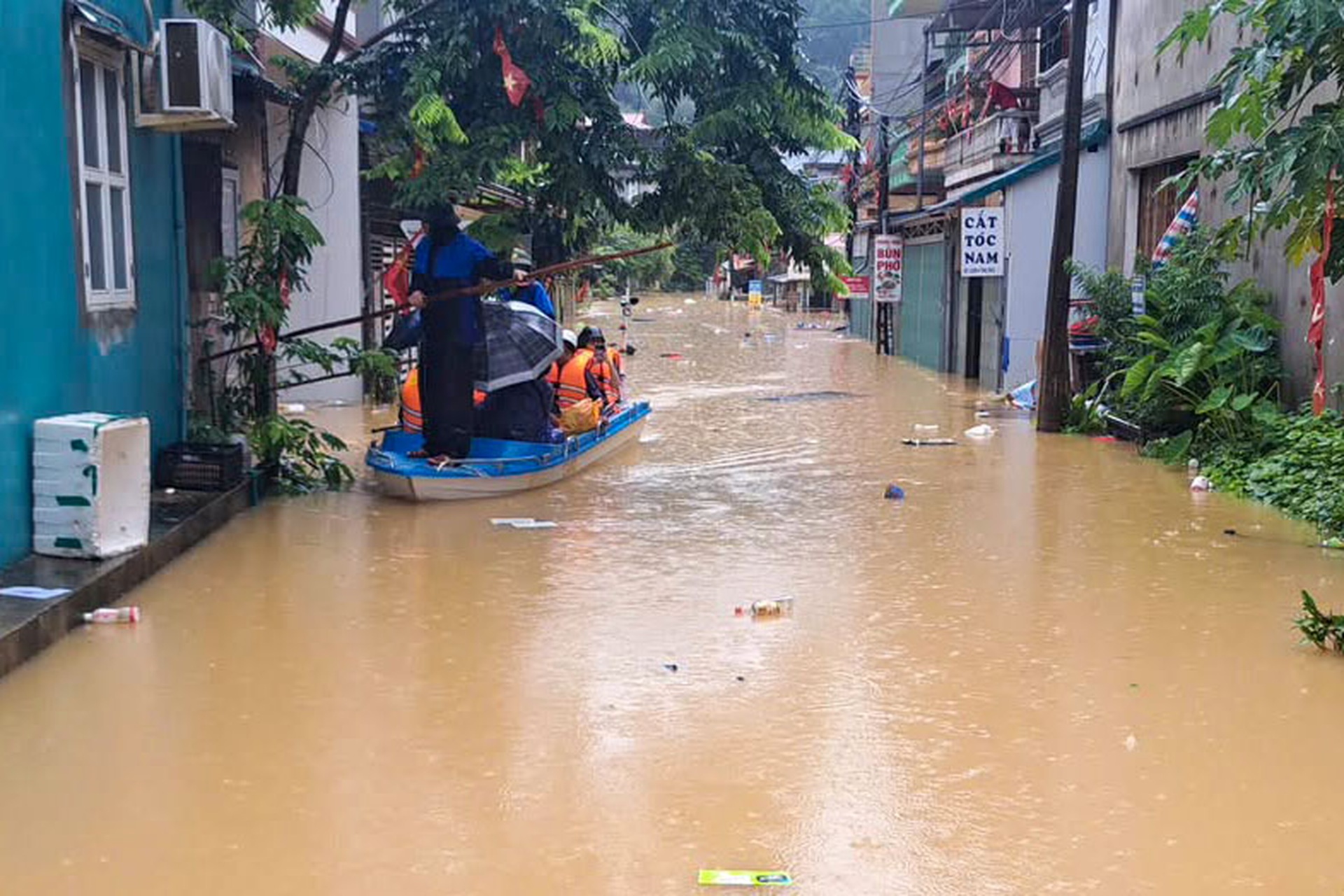 Lang Son flooded after heavy rain, water near rooftops - 6 Lang Son flooded after heavy rain, water near rooftops - 6