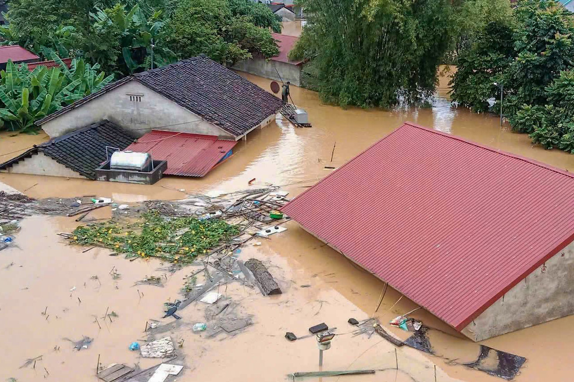 Lang Son flooded after heavy rain, water near rooftops - 3 Lang Son flooded after heavy rain, water near rooftops - 3