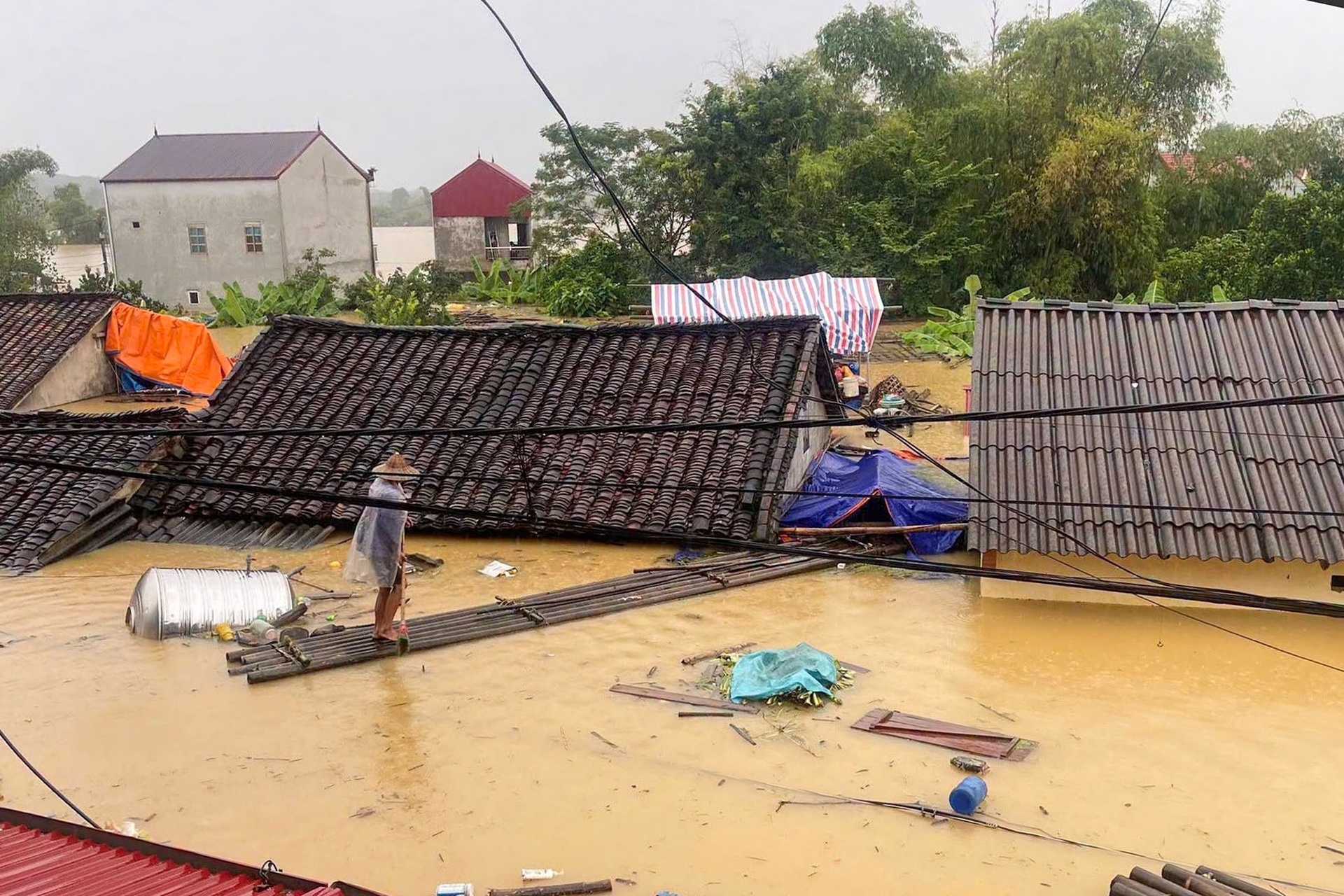 Lang Son flooded after heavy rain, water near rooftops - 5 Lang Son flooded after heavy rain, water near rooftops - 5