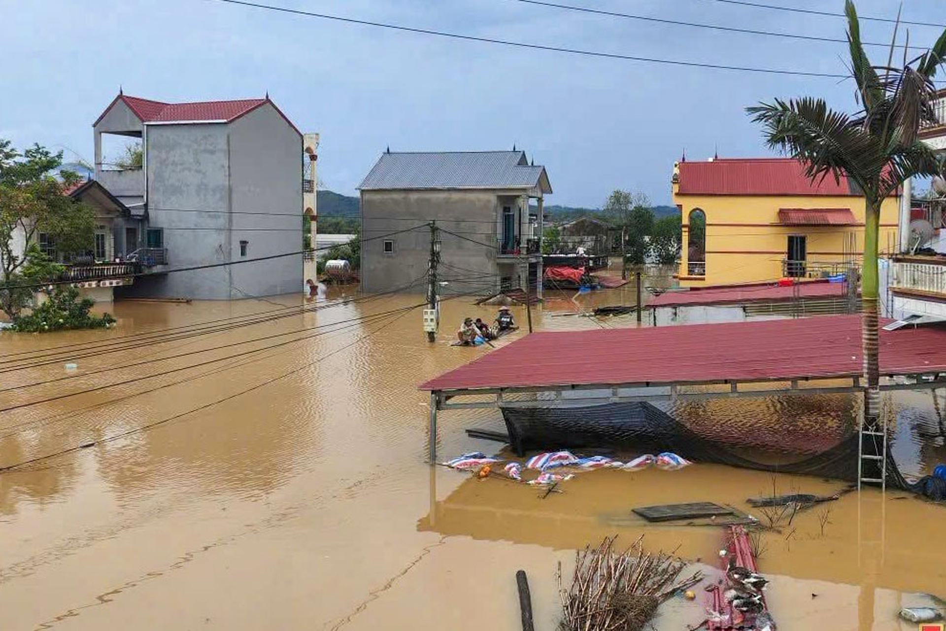 Lang Son flooded after heavy rain, water near rooftops - 2 Lang Son flooded after heavy rain, water near rooftops - 2