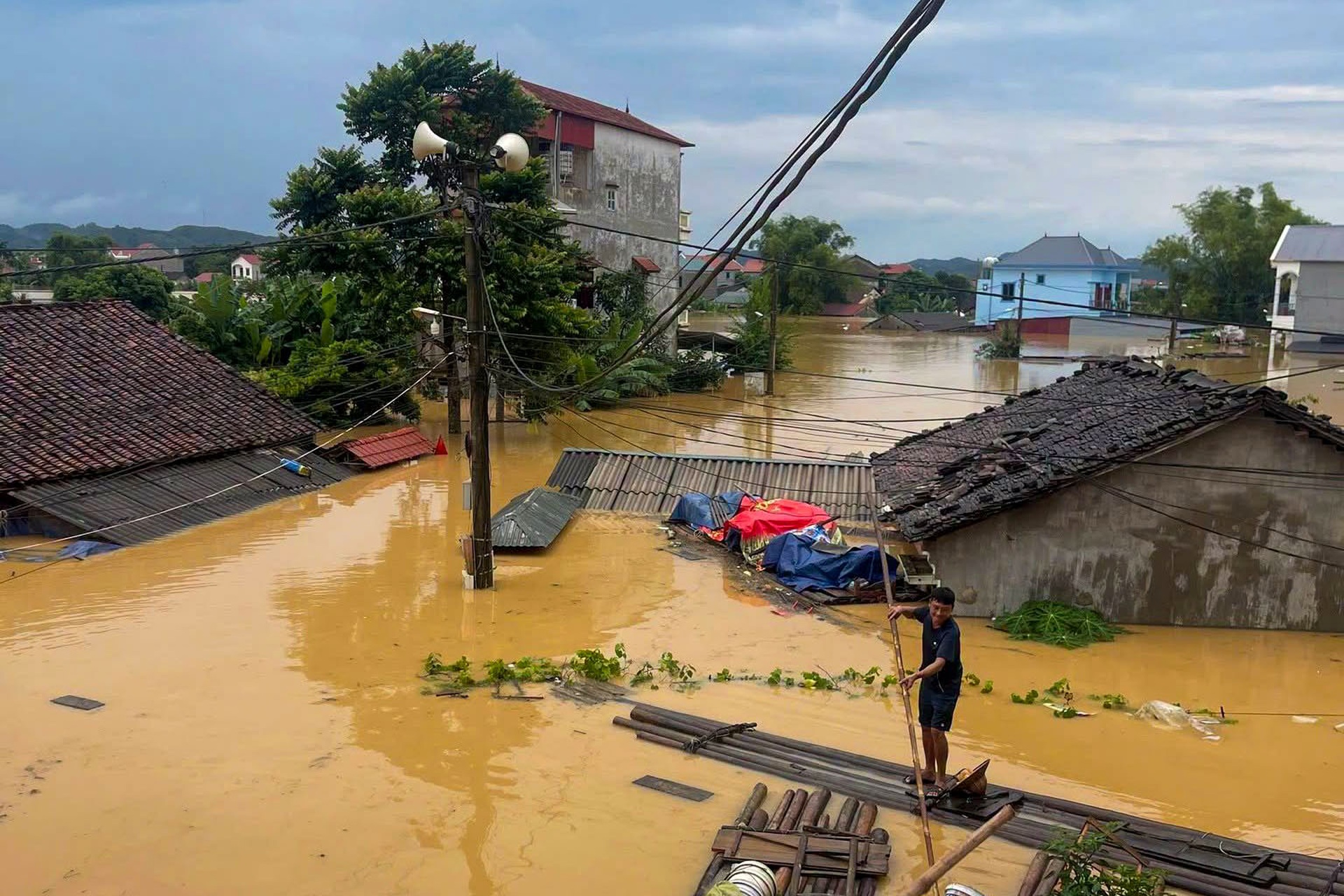 Lang Son flooded after heavy rain, water near rooftops - 1 Lang Son flooded after heavy rain, water near rooftops - 1
