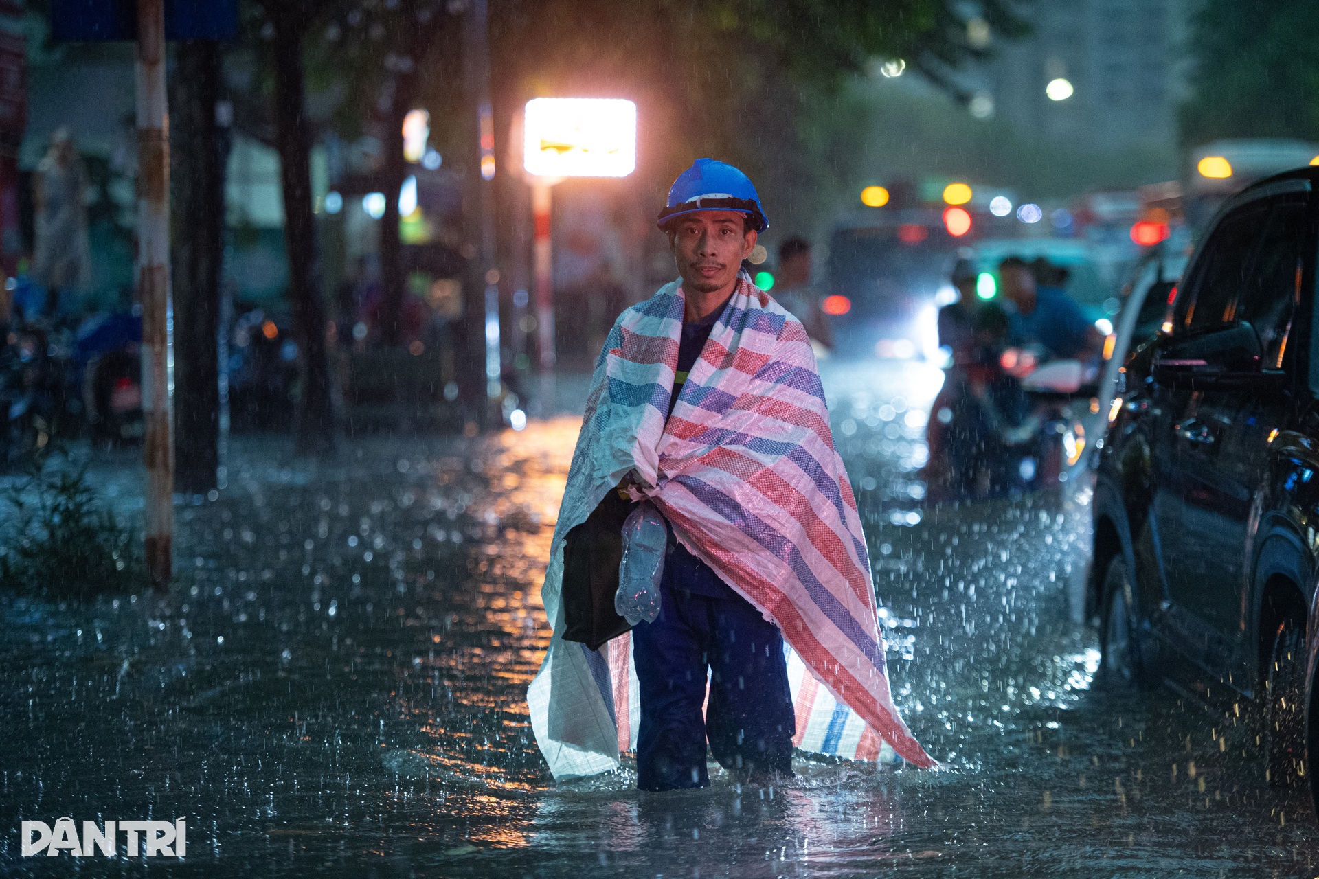 Hanoi streets face massive flooding after heavy rain - 5