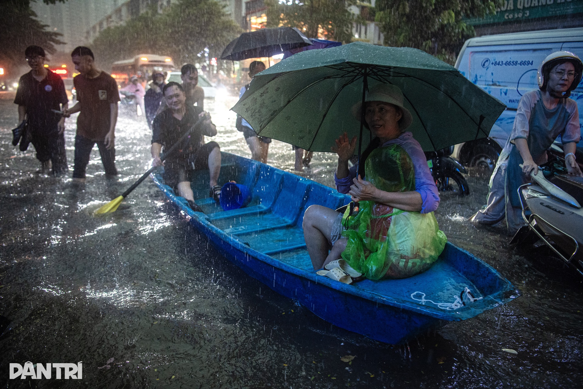 Hanoi streets face massive flooding after heavy rain - 6