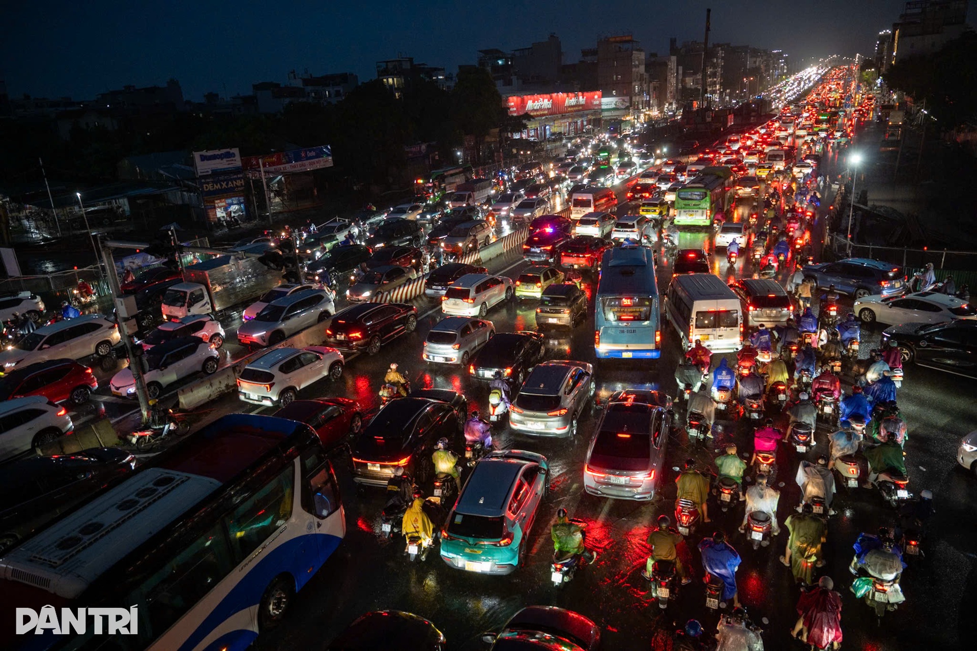 Hanoi streets face massive flooding after heavy rain - 11