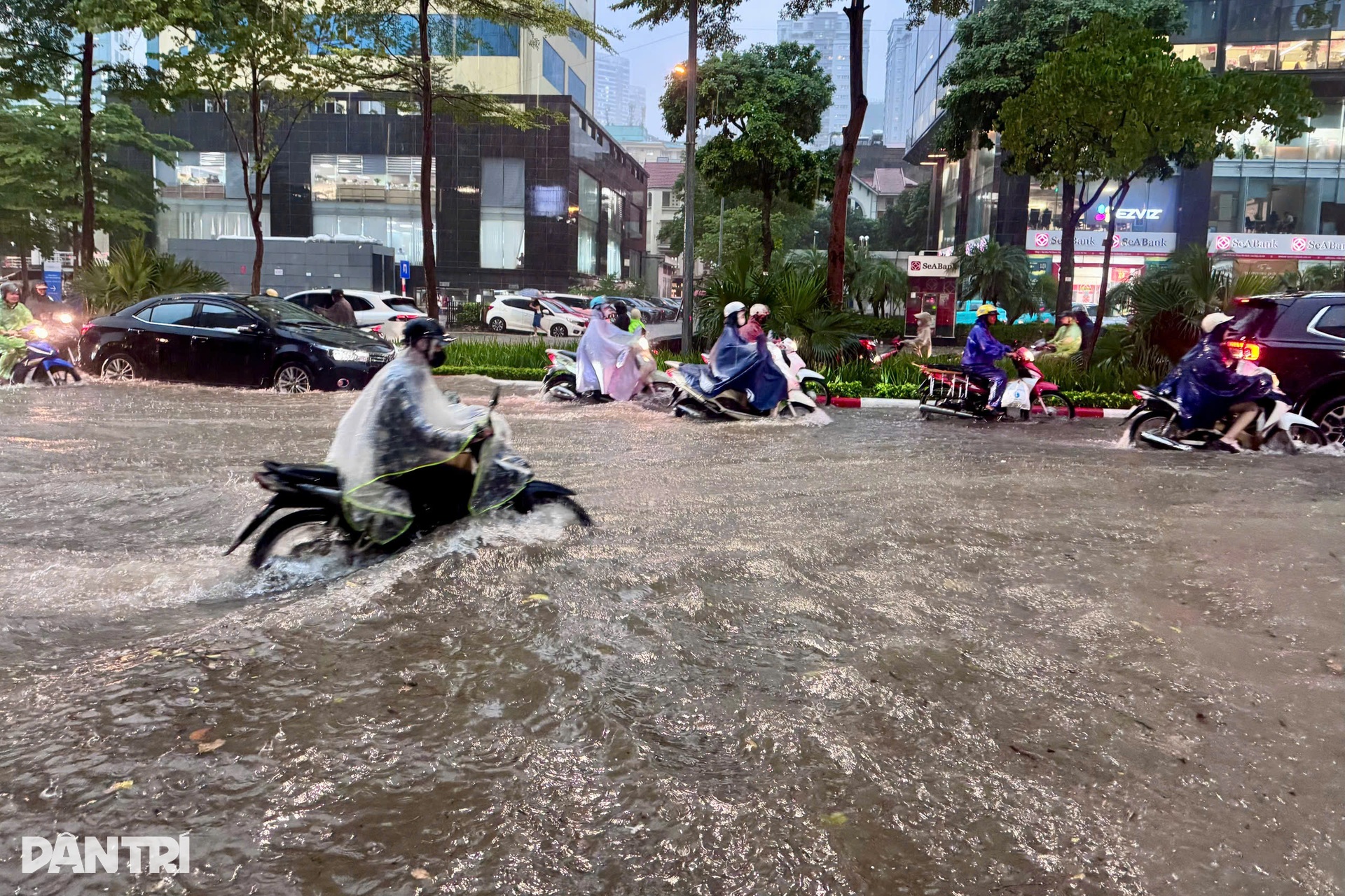 Hanoi streets face massive flooding after heavy rain - 2