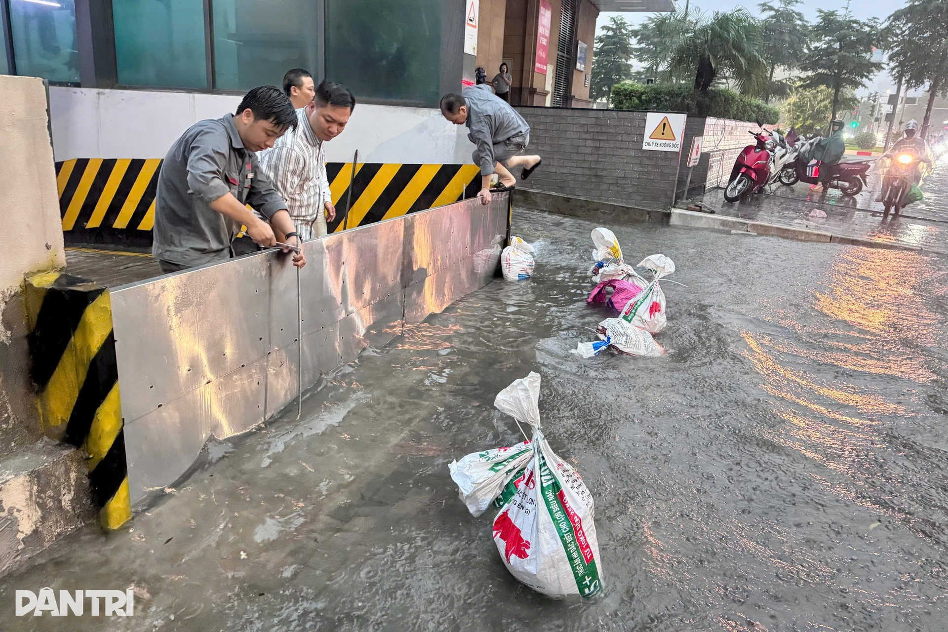Hanoi streets face massive flooding after heavy rain - 3