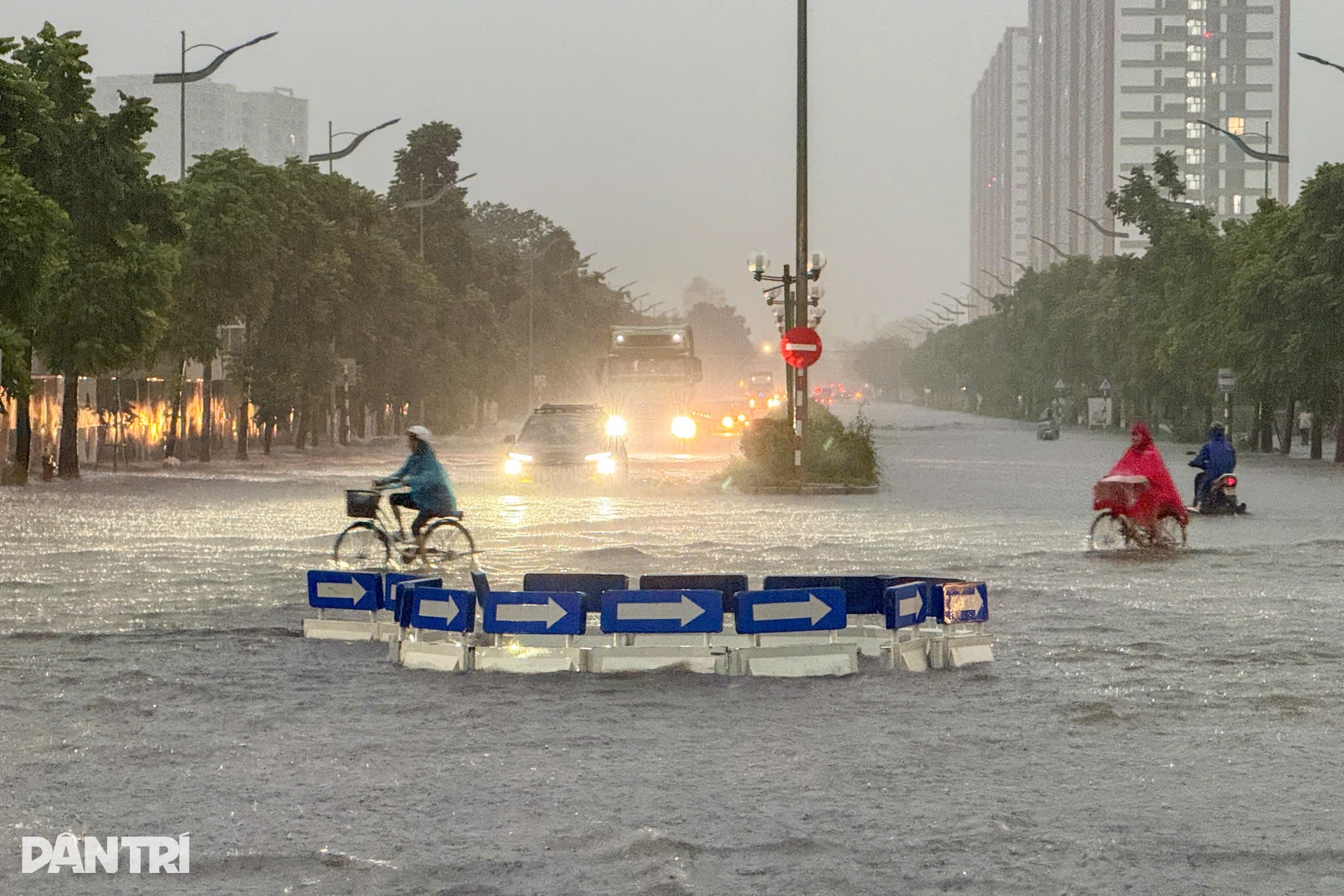Hanoi streets face massive flooding after heavy rain - 7