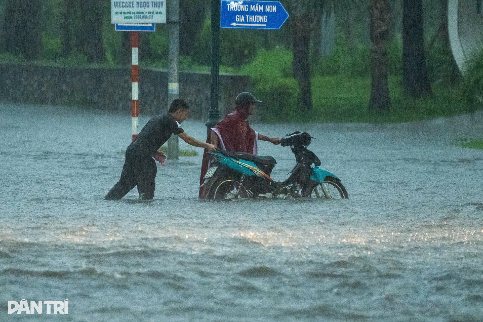 Hanoi streets face massive flooding after heavy rain - 8