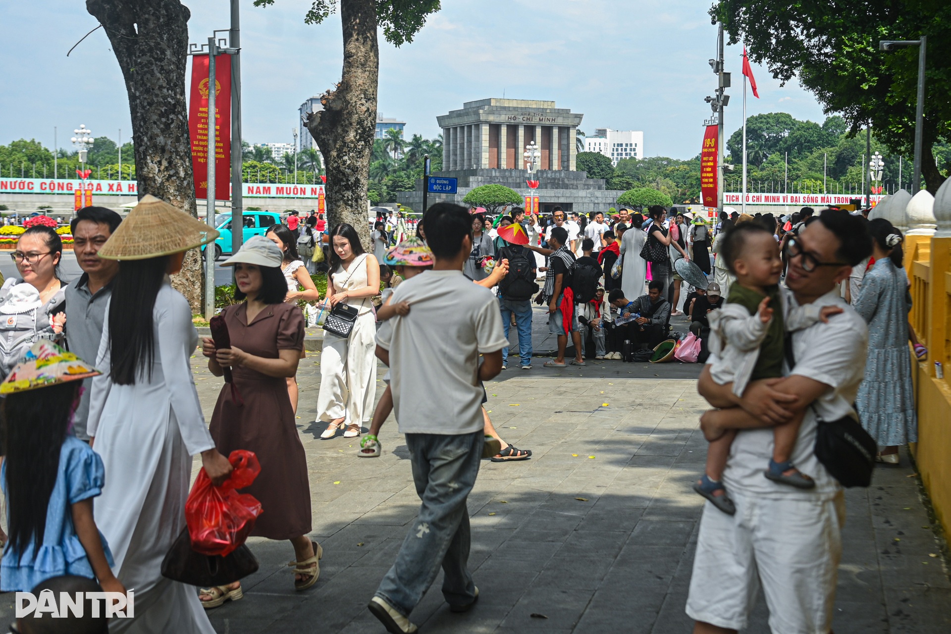 Crowds flock to Ba Dinh Square during National Day holiday - 1