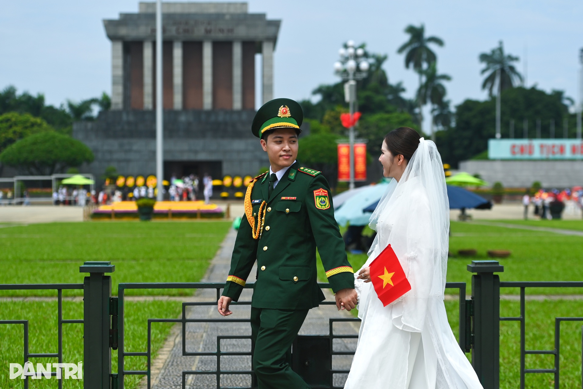 Crowds flock to Ba Dinh Square during National Day holiday - 4