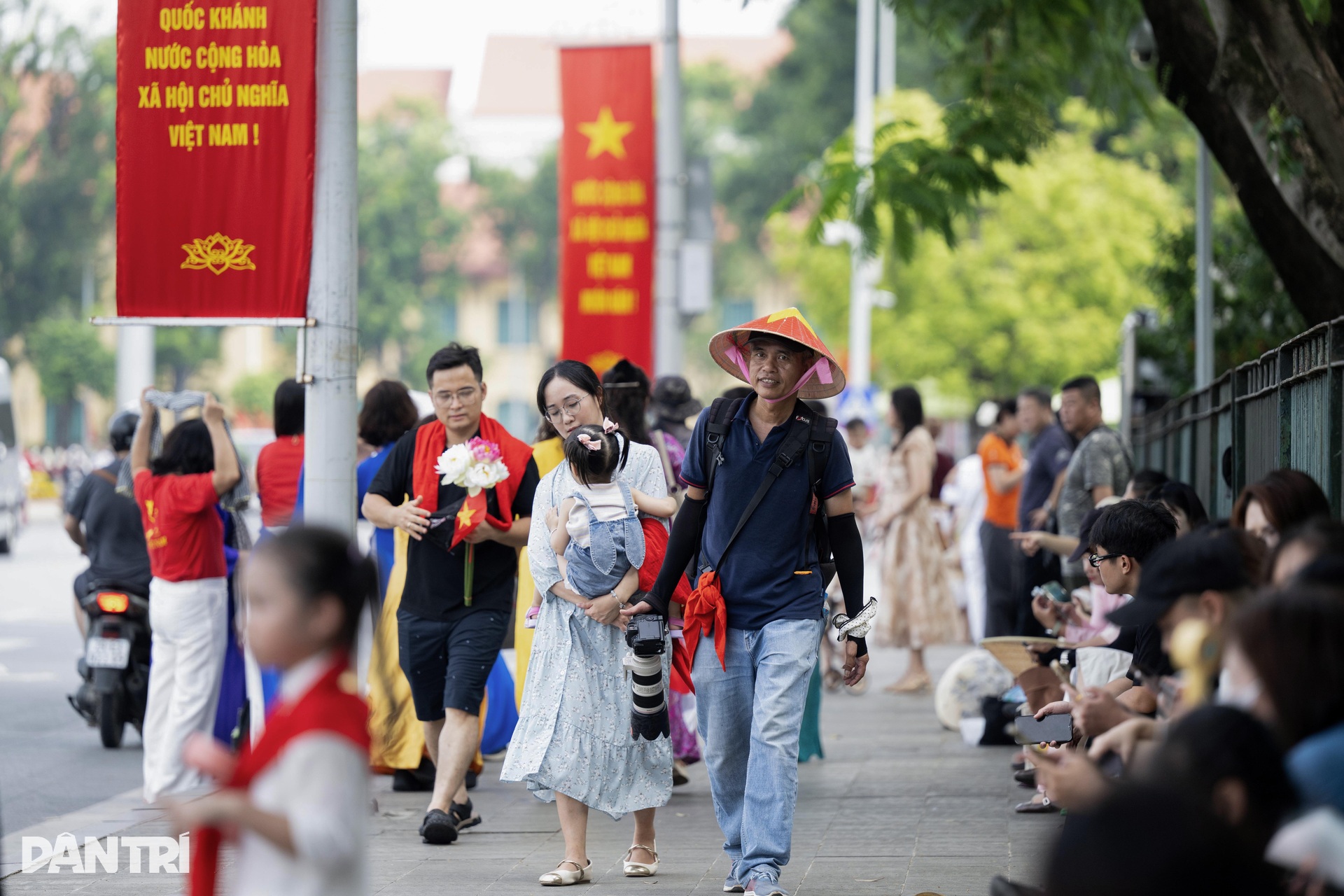 Crowds flock to Ba Dinh Square during National Day holiday - 2