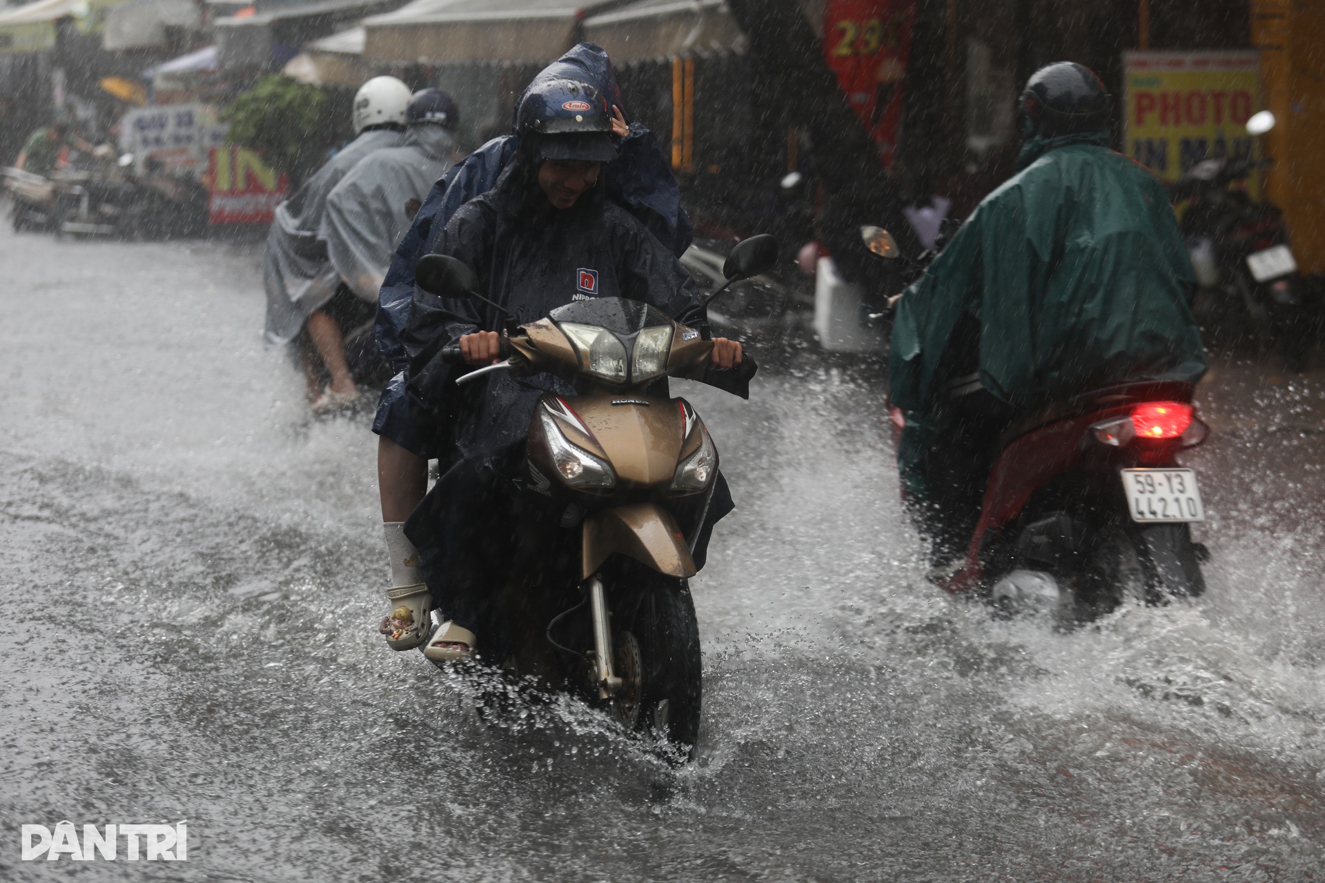 Downpours flood Bui Vien walking street in HCM City - 11