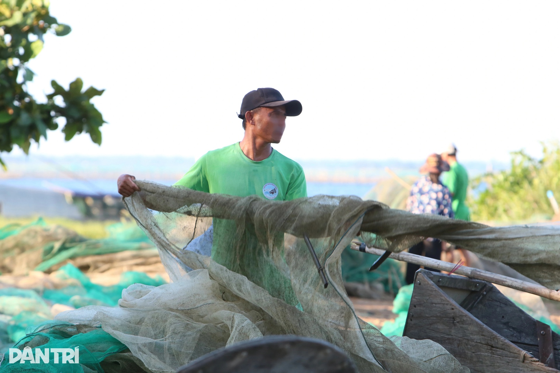 Illegal fishing enclosures spread across Hue lagoon - 5