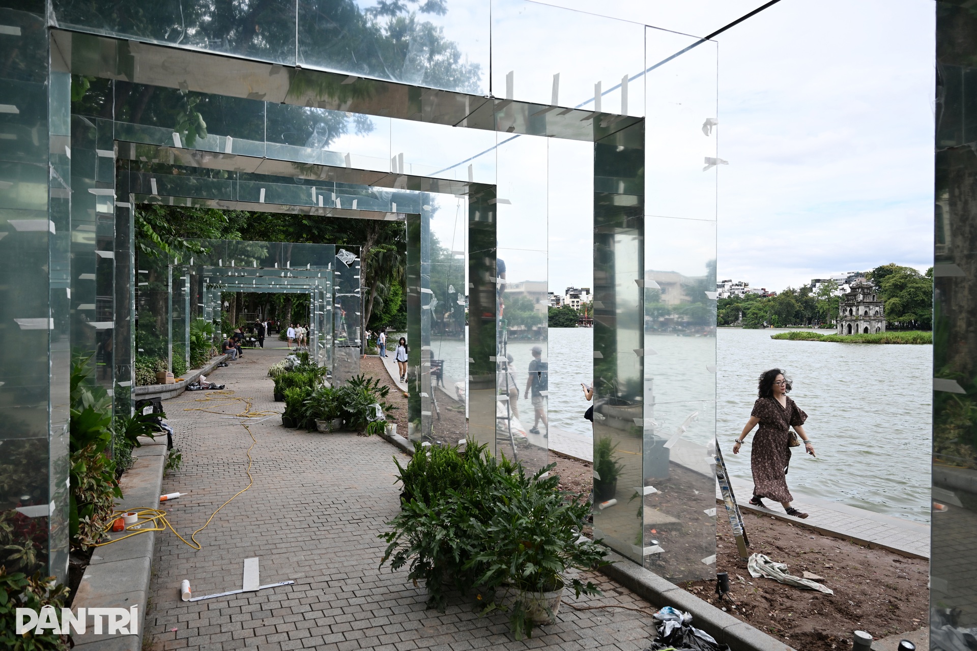 Ribbon walkway takes shape by Hoan Kiem Lake - 10 Ribbon walkway takes shape by Hoan Kiem Lake - 10