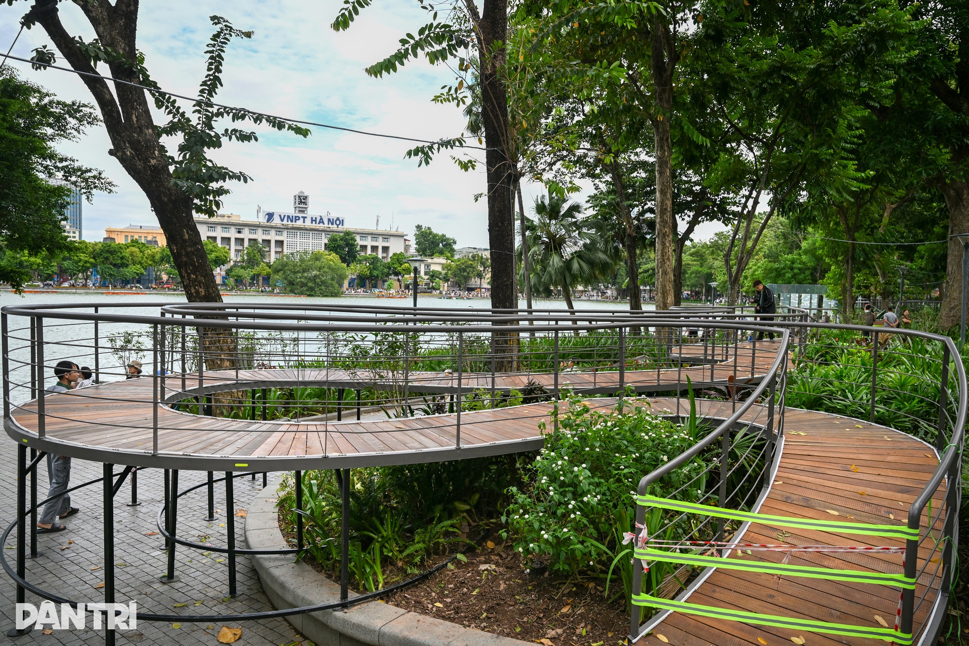 Ribbon walkway takes shape by Hoan Kiem Lake - 4 Ribbon walkway takes shape by Hoan Kiem Lake - 4