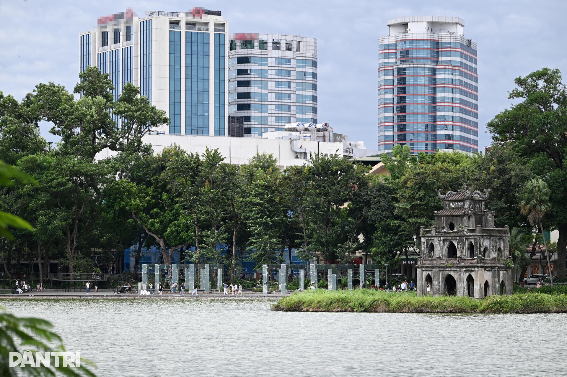 Ribbon walkway takes shape by Hoan Kiem Lake - 1 Ribbon walkway takes shape by Hoan Kiem Lake - 1
