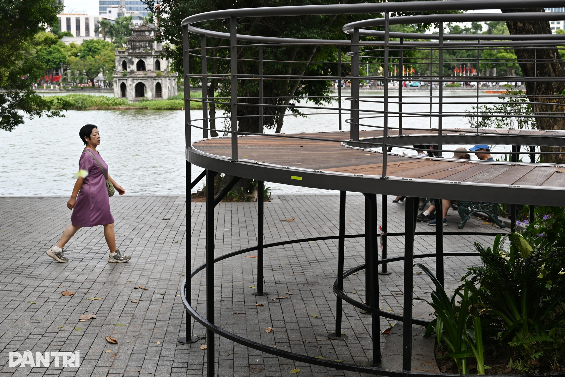 Ribbon walkway takes shape by Hoan Kiem Lake - 5 Ribbon walkway takes shape by Hoan Kiem Lake - 5