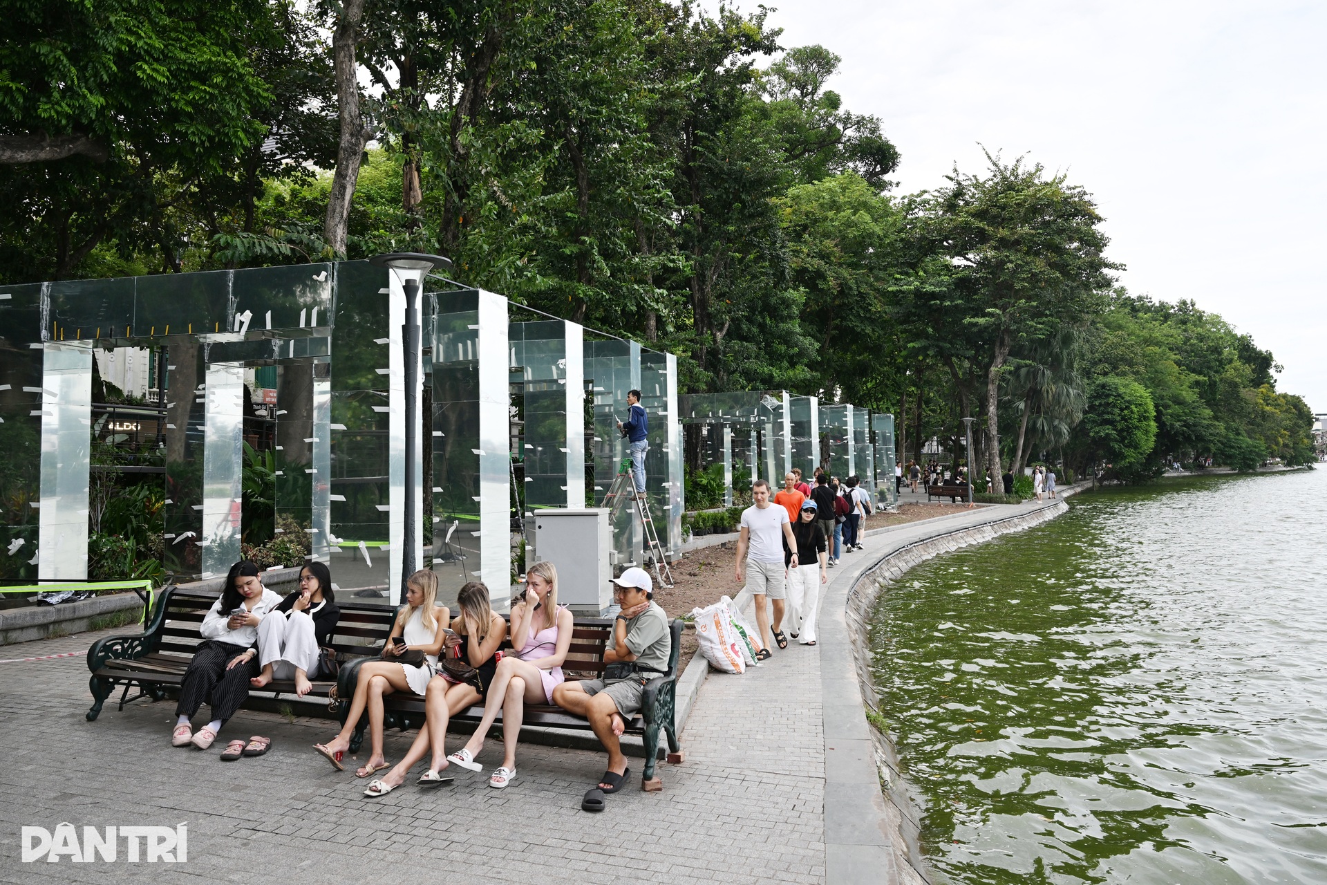 Ribbon walkway takes shape by Hoan Kiem Lake - 2 Ribbon walkway takes shape by Hoan Kiem Lake - 2