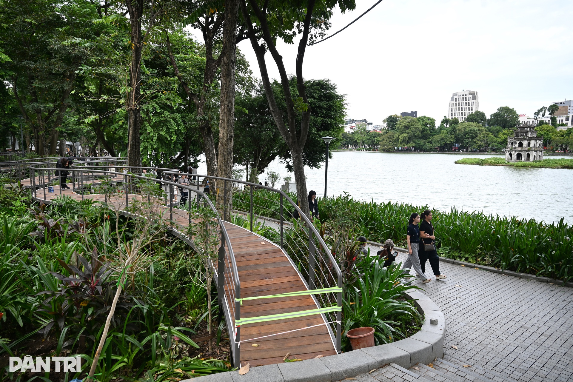Ribbon walkway takes shape by Hoan Kiem Lake - 3 Ribbon walkway takes shape by Hoan Kiem Lake - 3