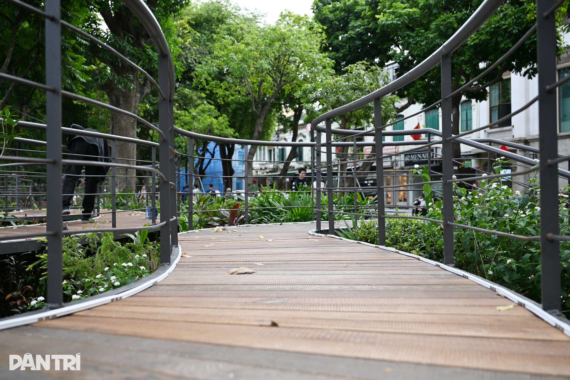 Ribbon walkway takes shape by Hoan Kiem Lake - 6 Ribbon walkway takes shape by Hoan Kiem Lake - 6